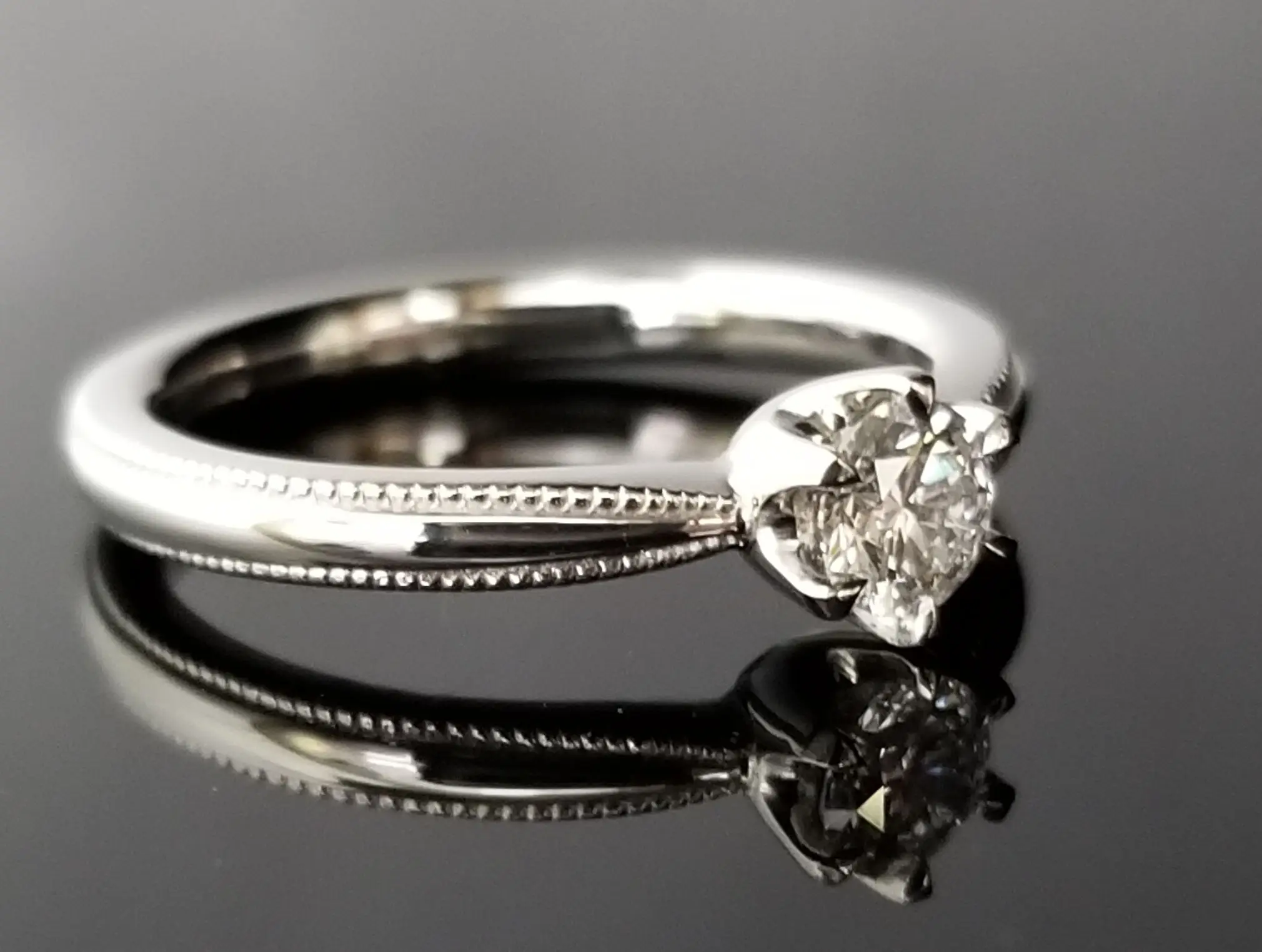ミル打ちがクラシックなご婚約指輪 | 結婚・婚約指輪のオーダー