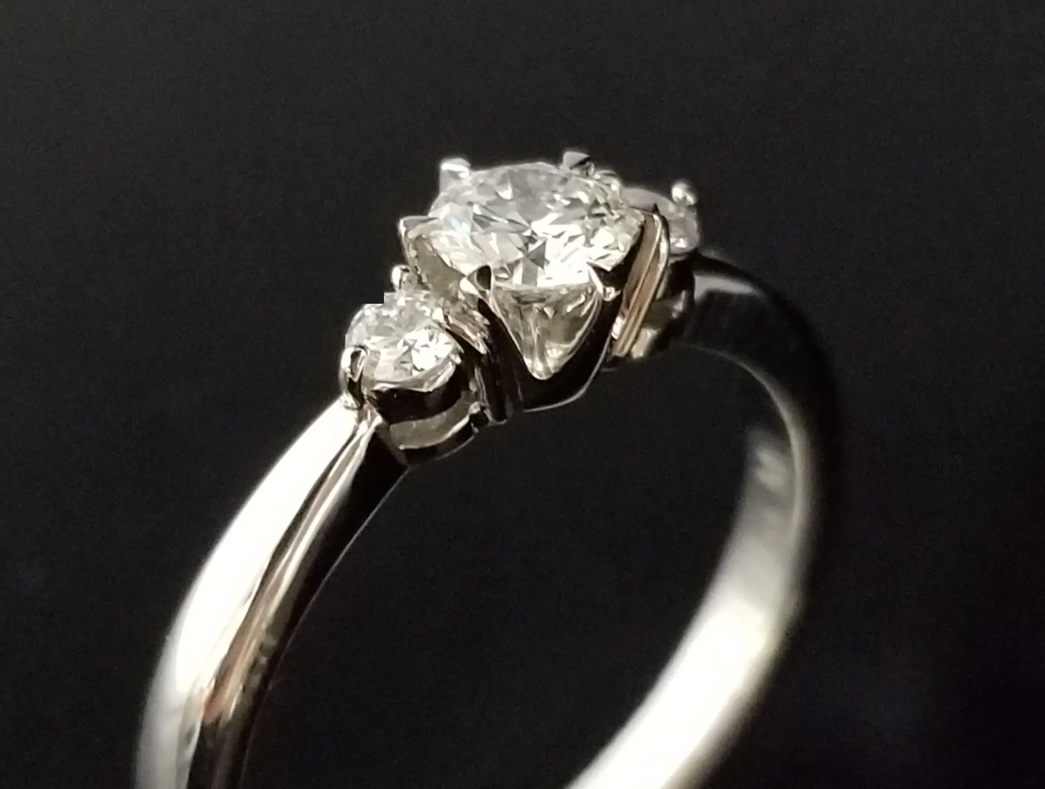 美しい青色のサファイアを主役にした職人鍛造指輪 | 結婚・婚約