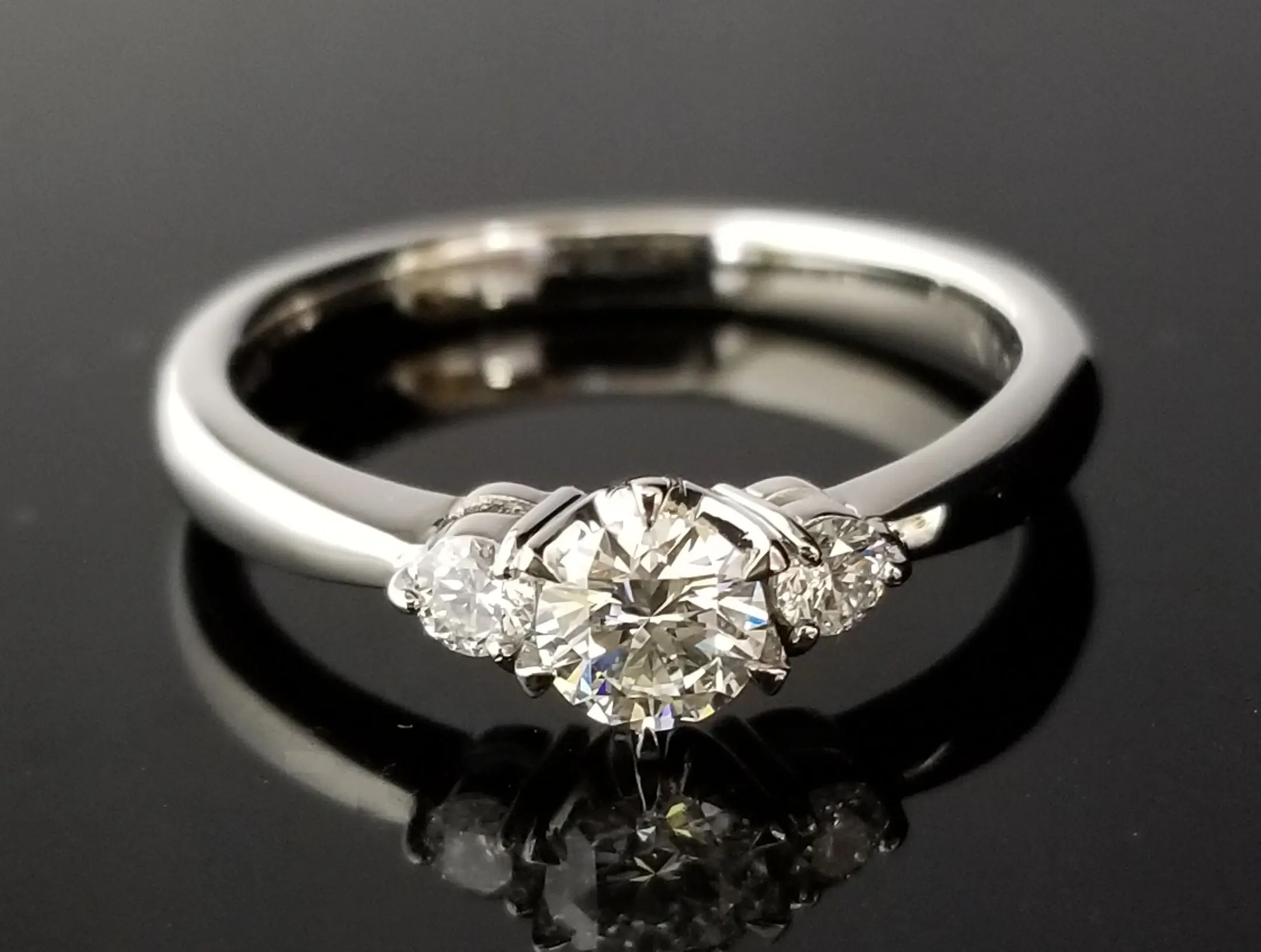 エレガントさとキュートさを合わせ持つご婚約指輪 | 結婚・婚約指輪の