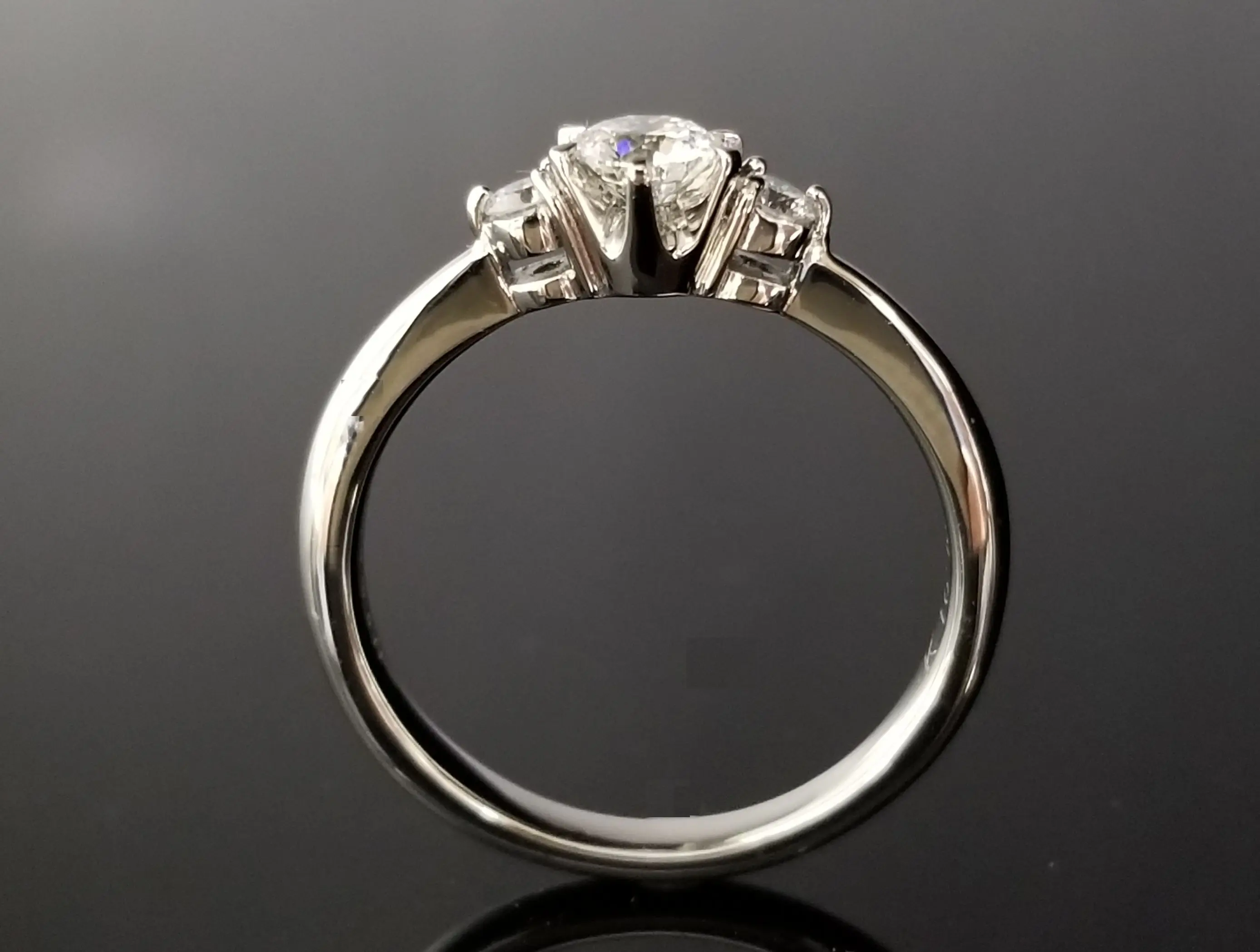エレガントさとキュートさを合わせ持つご婚約指輪 | 結婚・婚約