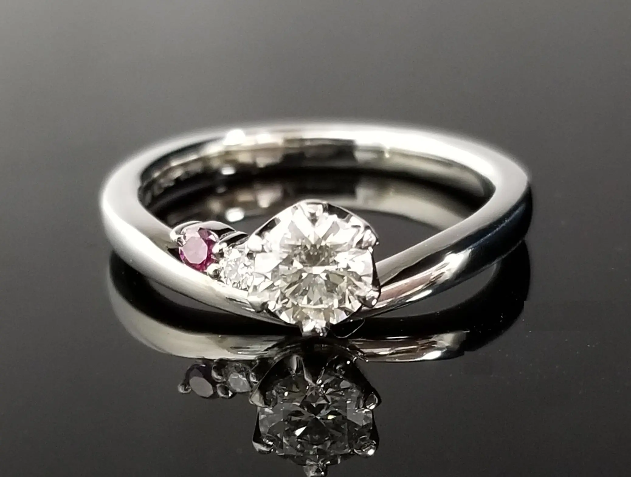 こだわりのパープルダイヤを添えた、V字のリング | 結婚・婚約