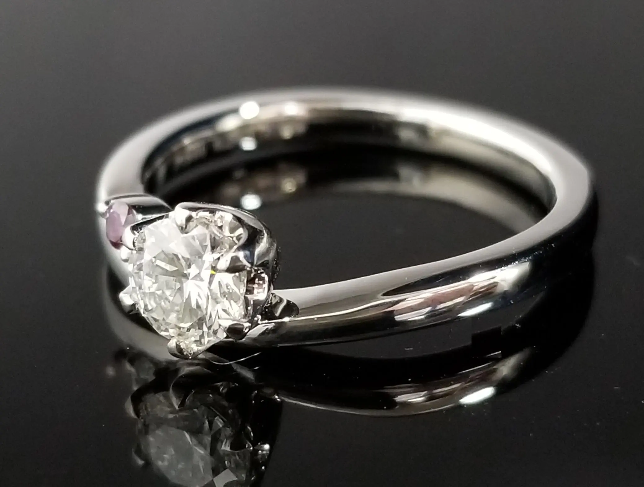 こだわりのパープルダイヤを添えた、V字のリング | 結婚・婚約