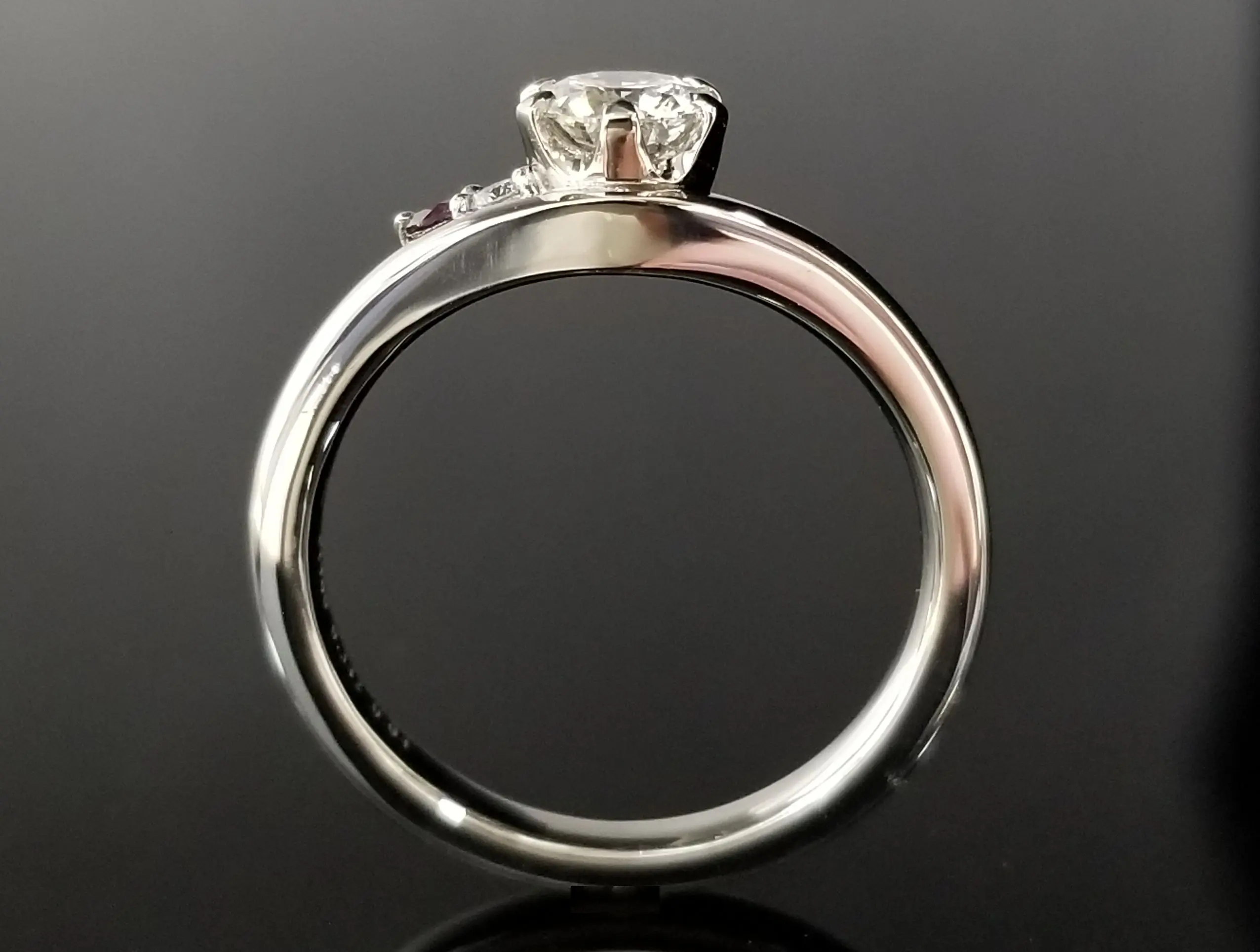 こだわりのパープルダイヤを添えた、V字のリング | 結婚・婚約 こだわりのパープルダイヤを添えた、V字のリング | 結婚・婚約