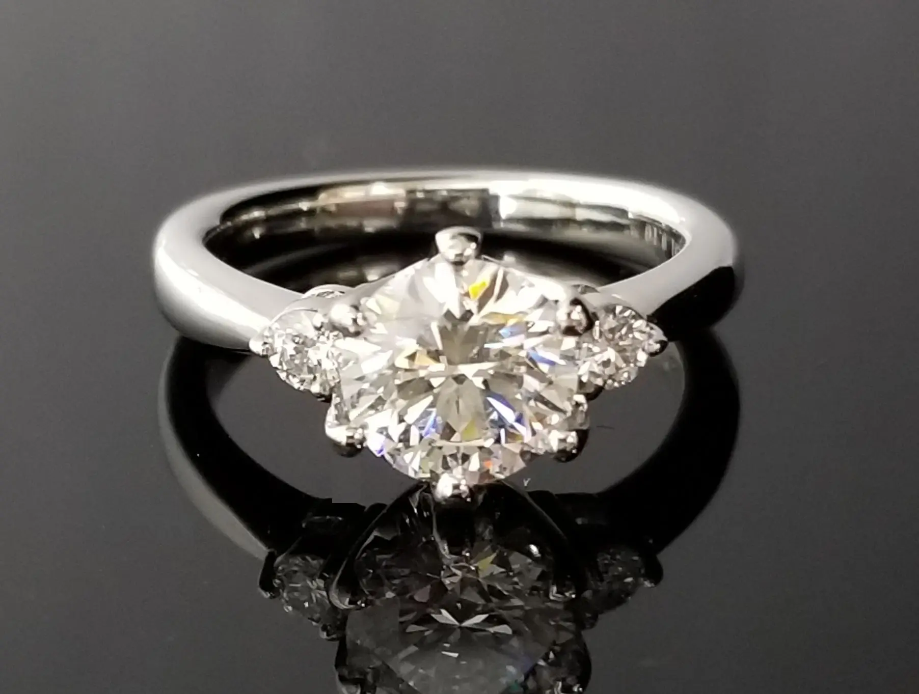 1ctの圧巻の輝きを放つ素敵なご婚約指輪 | 結婚・婚約指輪のオーダー