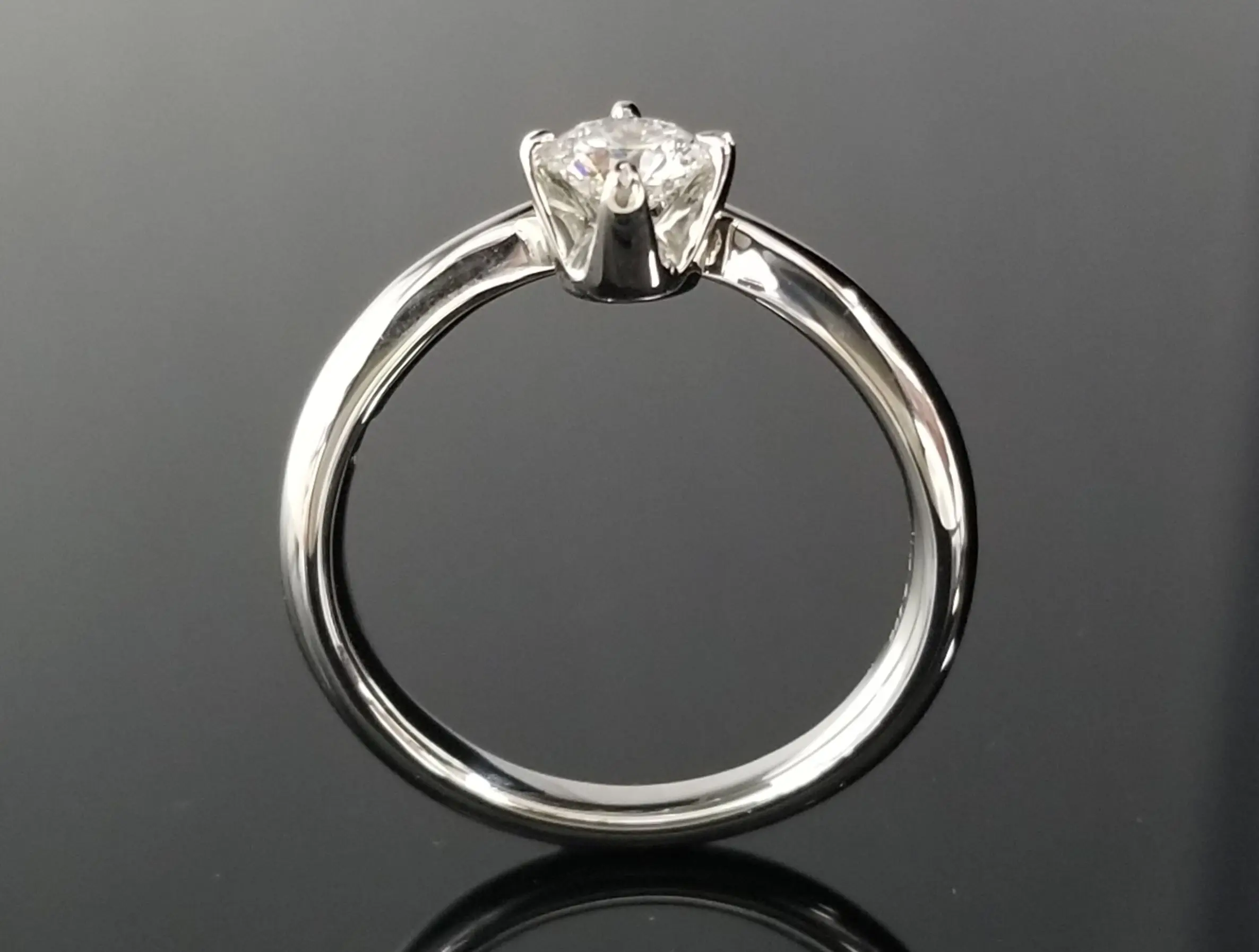 V字ウェーブのご婚約指輪 | 結婚・婚約指輪のオーダーメイドは鍛造指輪