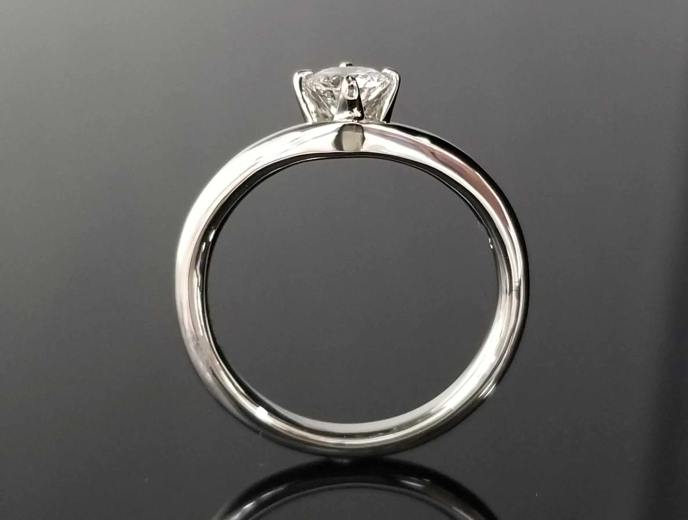 V字ウェーブのご婚約指輪 | 結婚・婚約指輪のオーダーメイドは