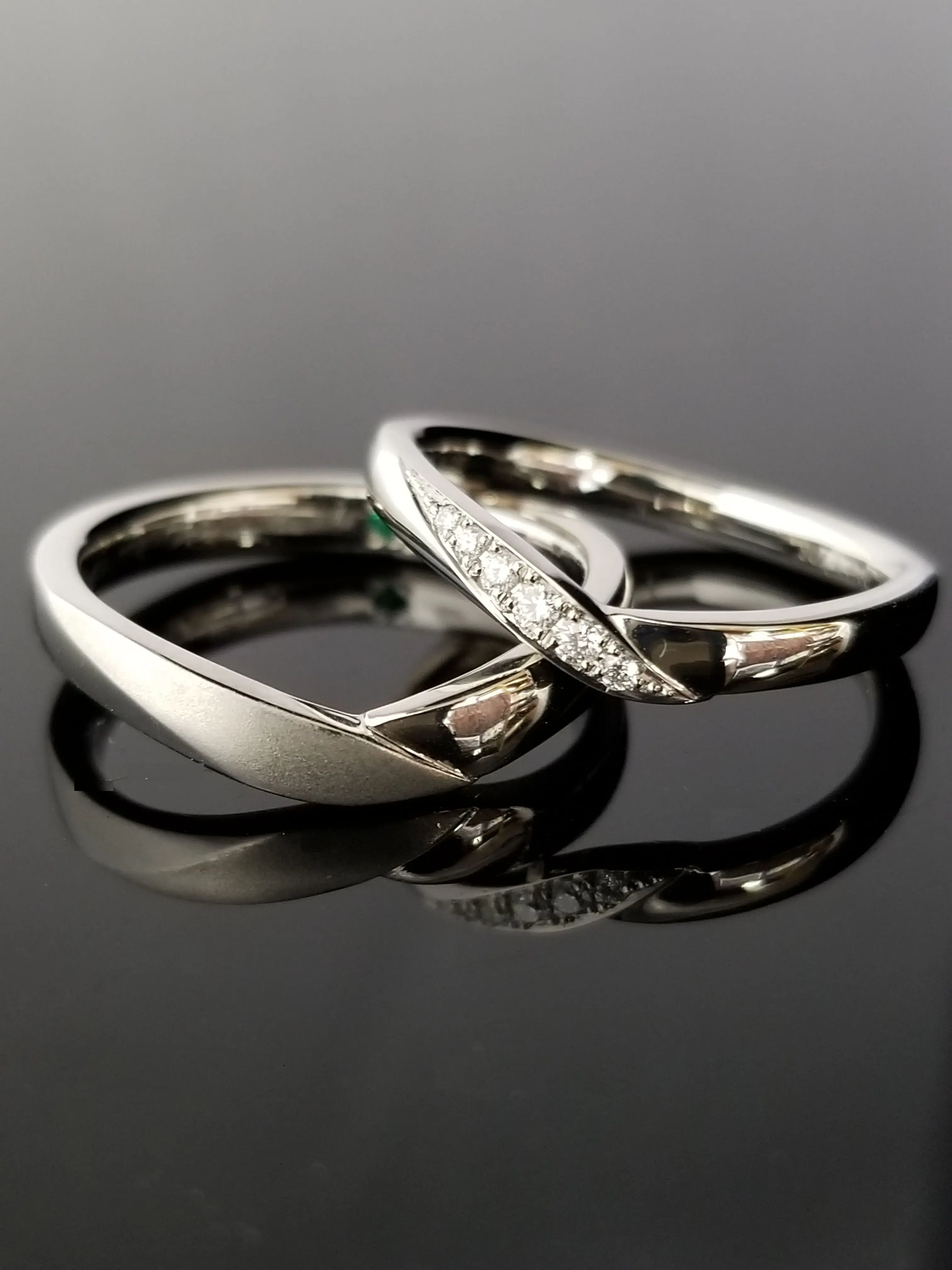貴重な十字和子のオリジナルプリントです。 柔らかな丸みが特徴のV字デザイン | 結婚・婚約指輪のオーダー