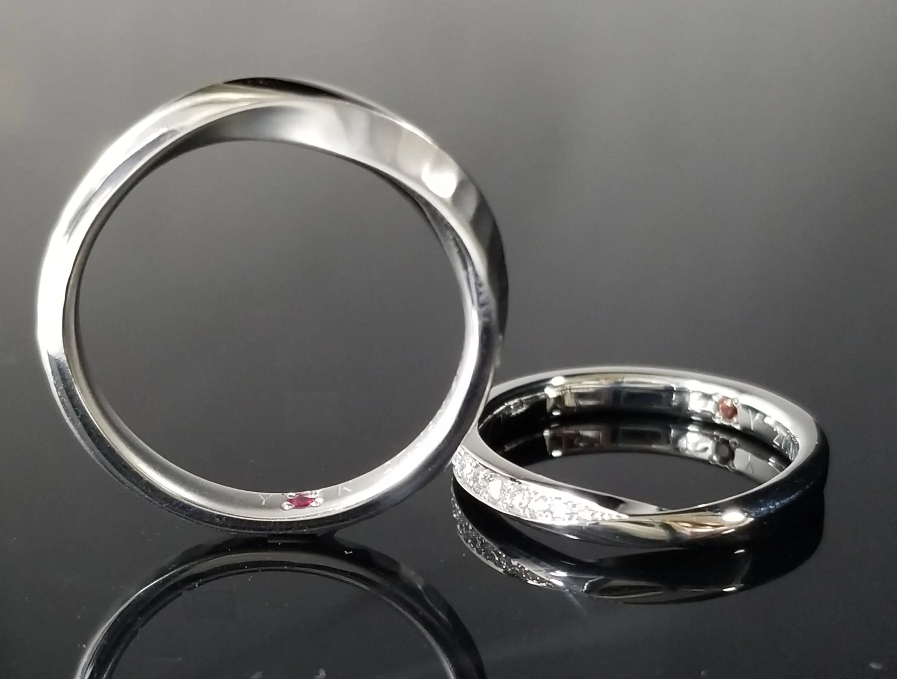 こだわりのパープルダイヤを添えた、V字のリング | 結婚・婚約