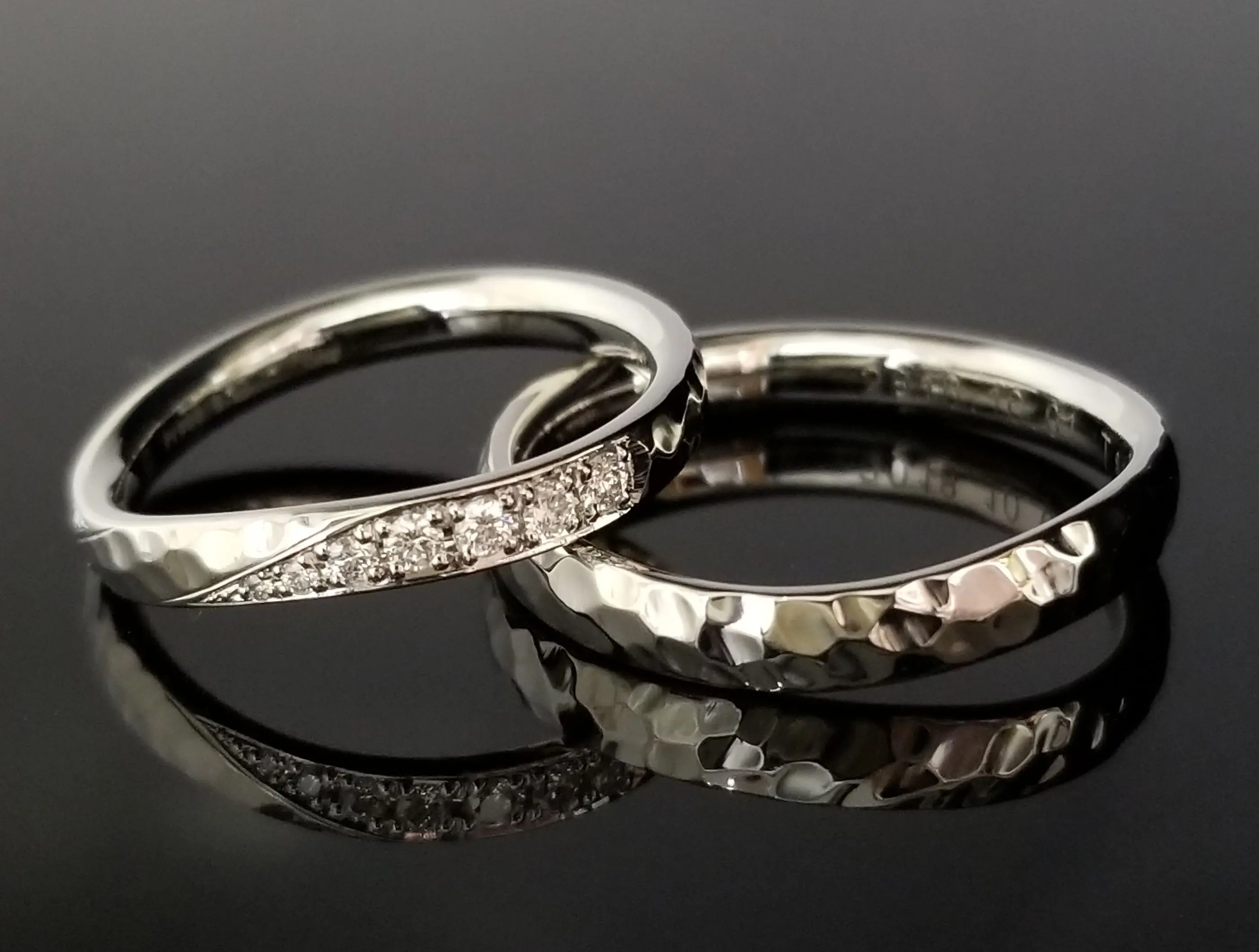 槌目の中にダイヤモンドが光るオーダーメイドリング | 結婚