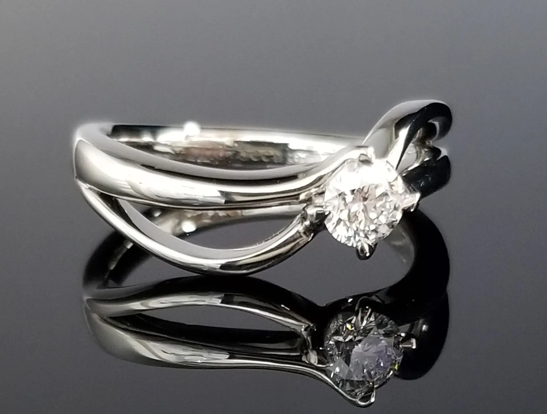 14k 指輪　両サイドダイヤモンド ダイヤ同士で輝きあう、華やかなリング | 結婚・婚約指輪の