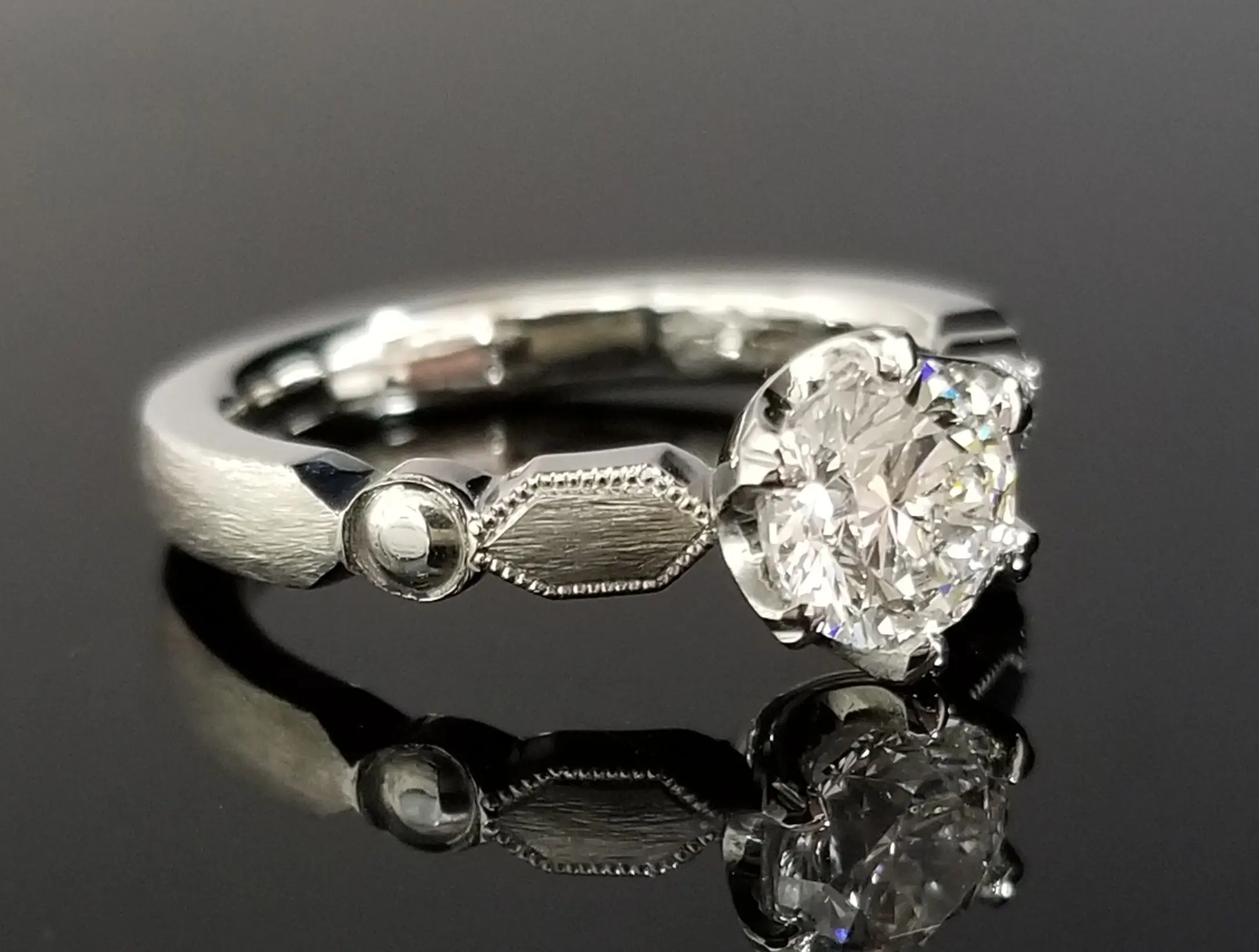 のりぞー　ダイヤステッチ ダイヤモンドを引き立たせる絞り込みデザイン | 結婚・婚約指輪