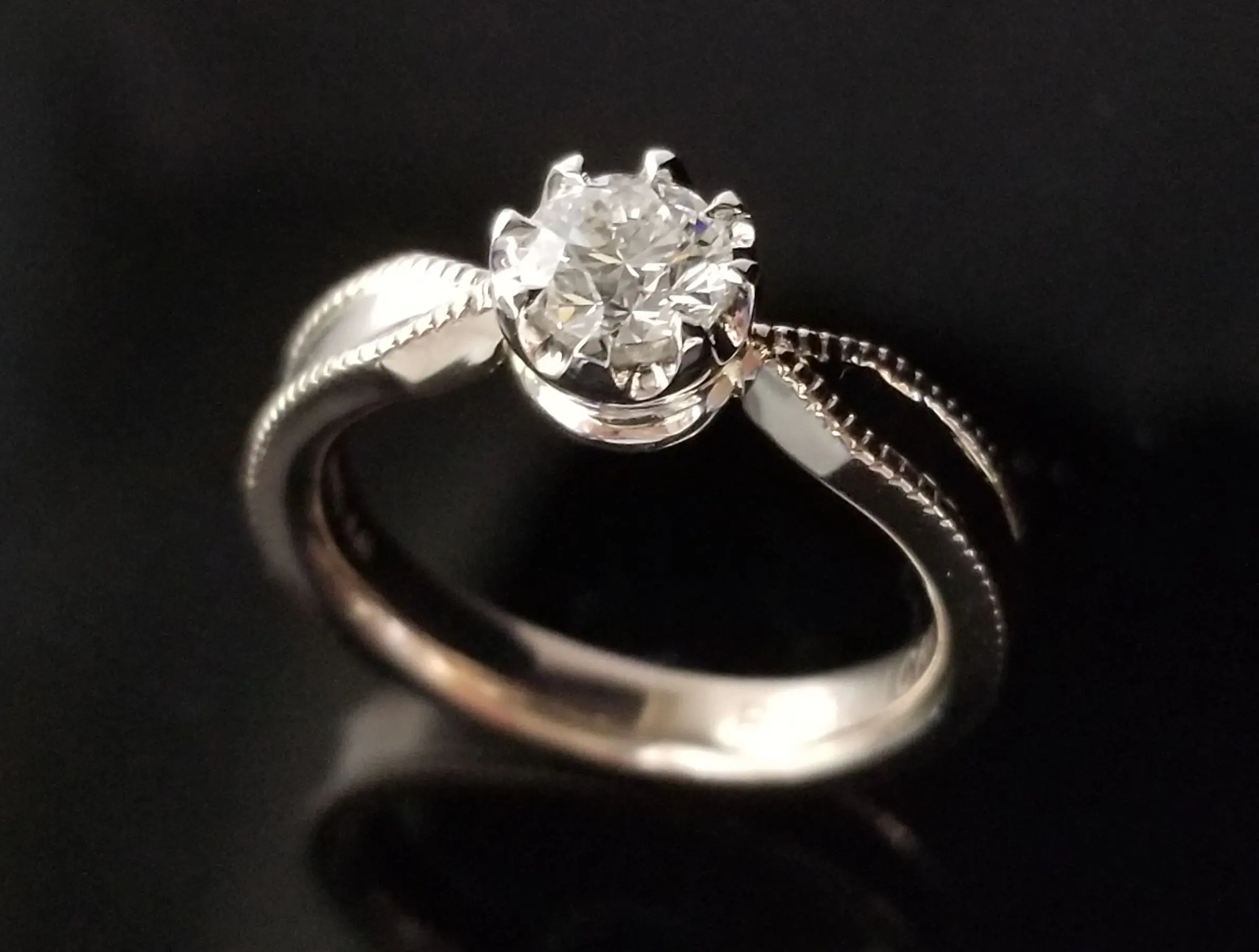 王冠をイメージしたコンビのご婚約指輪 | 結婚・婚約指輪の