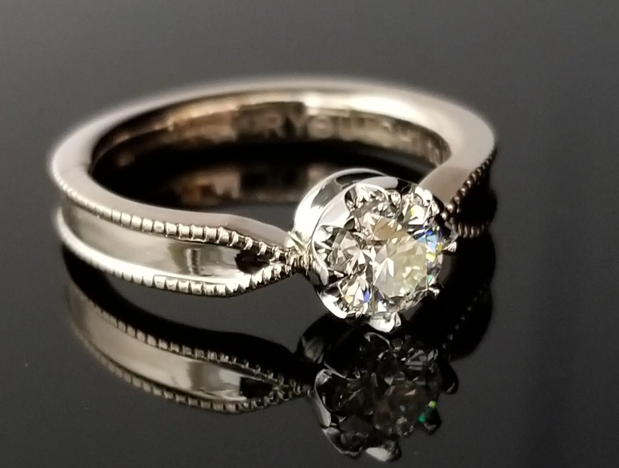 王冠をイメージしたコンビのご婚約指輪 | 結婚・婚約指輪の