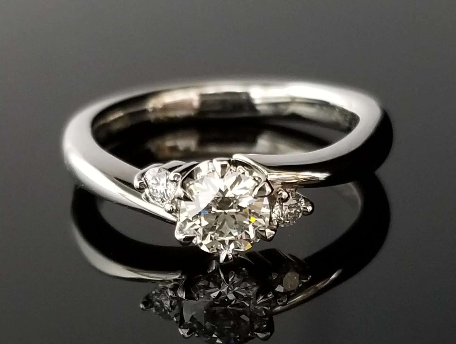 こだわりダイヤの挟み込みデザイン | 結婚・婚約指輪のオーダー