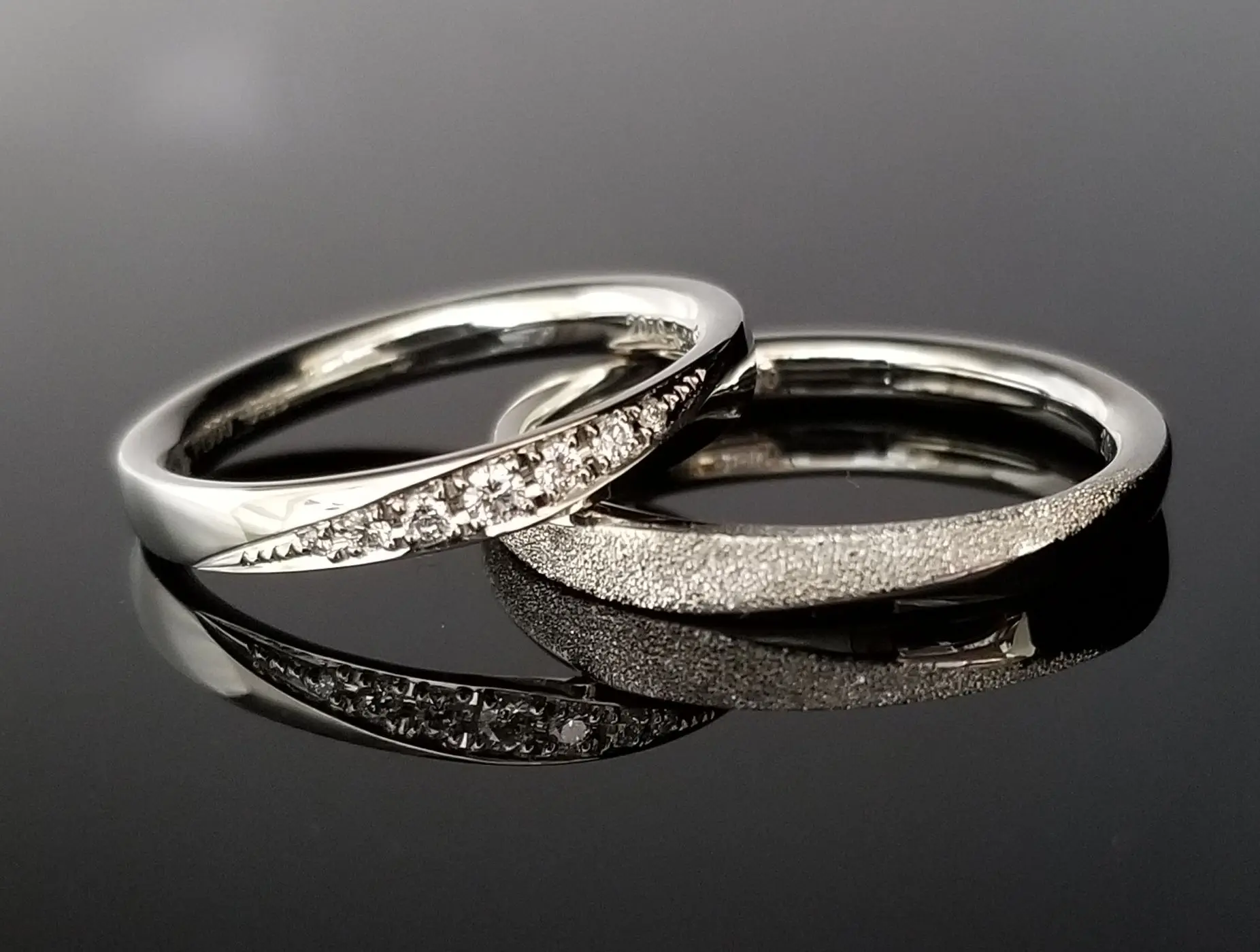 こだわりのパープルダイヤを添えた、V字のリング | 結婚・婚約
