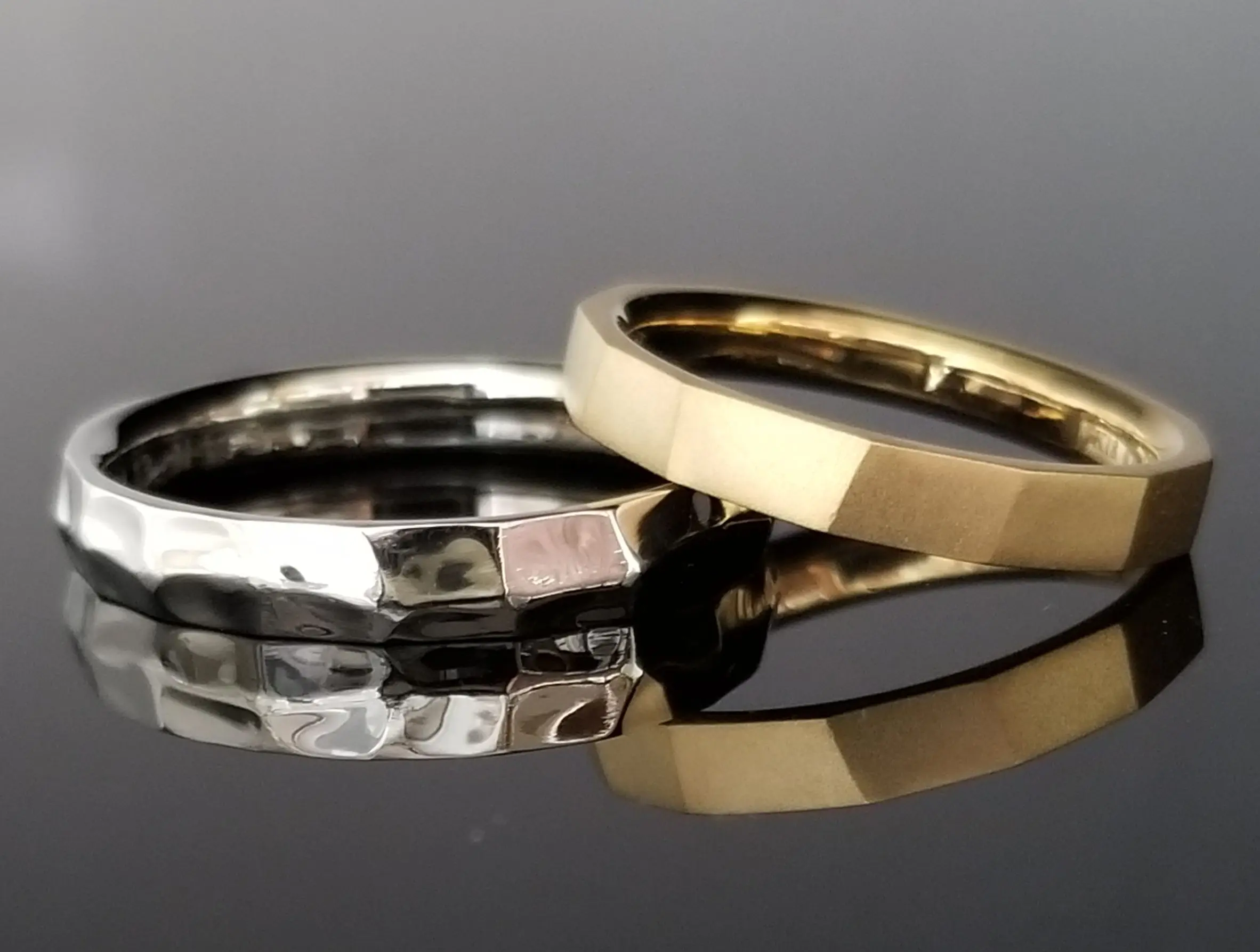 ランダムに四角形に面取りをしたご結婚指輪 | 結婚・婚約指輪の