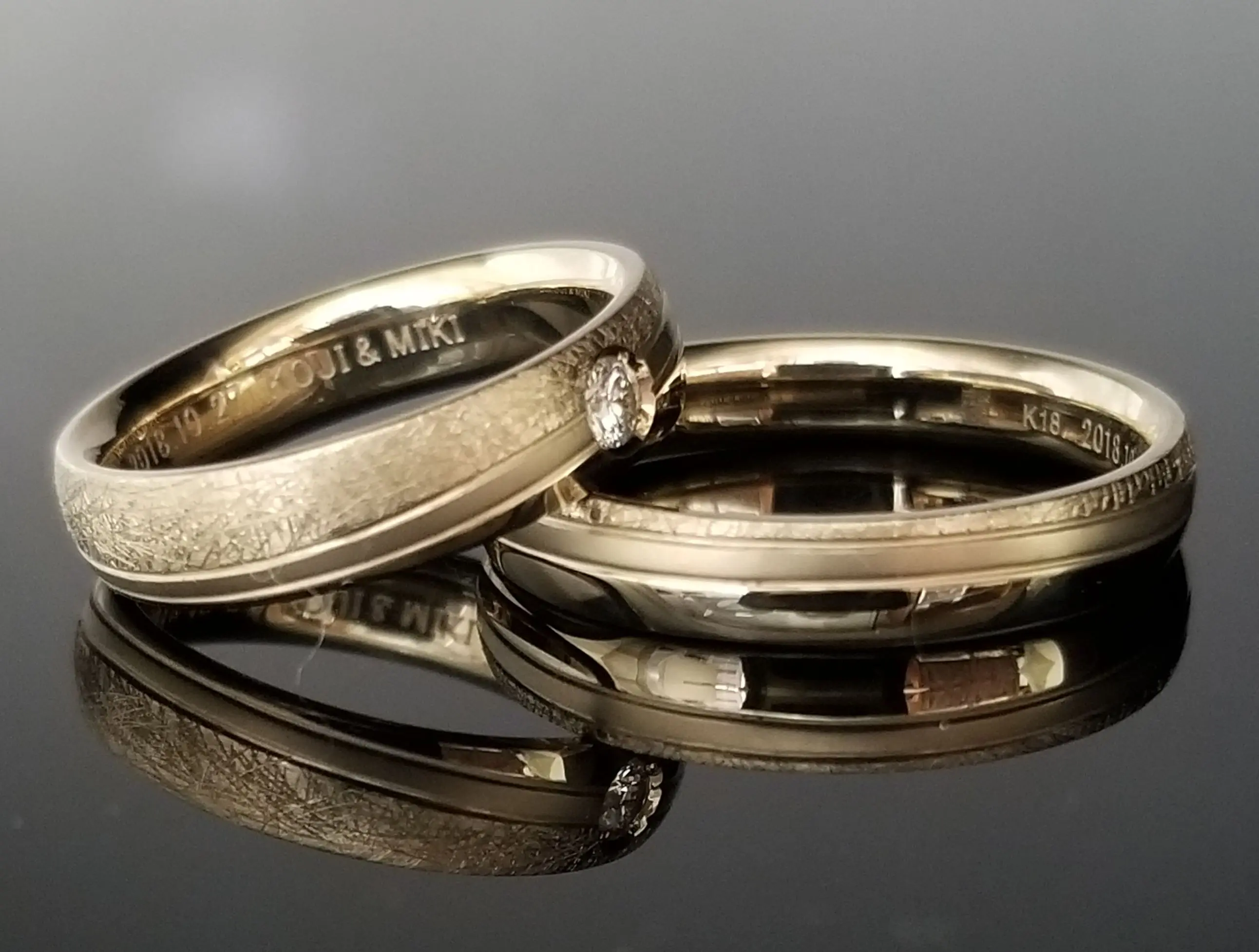 幅広デザインとシャンパンゴールドが目を惹く | 結婚・婚約指輪の