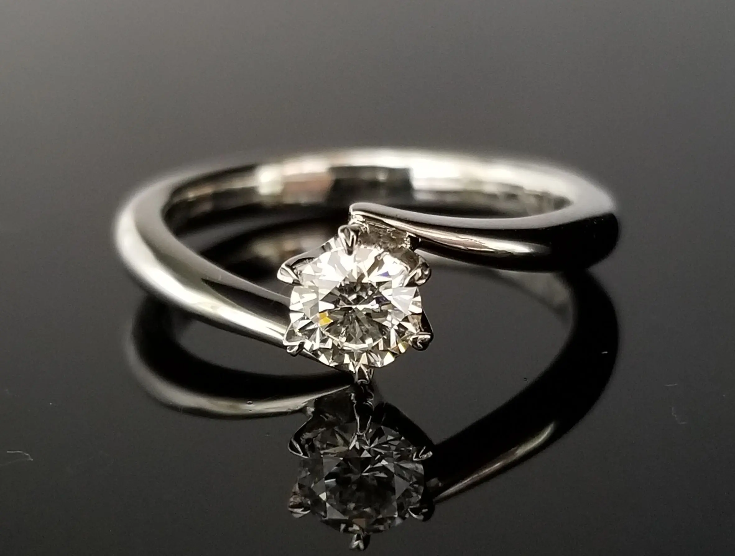 シンプルなはさみ込みデザイン | 結婚・婚約指輪のオーダー