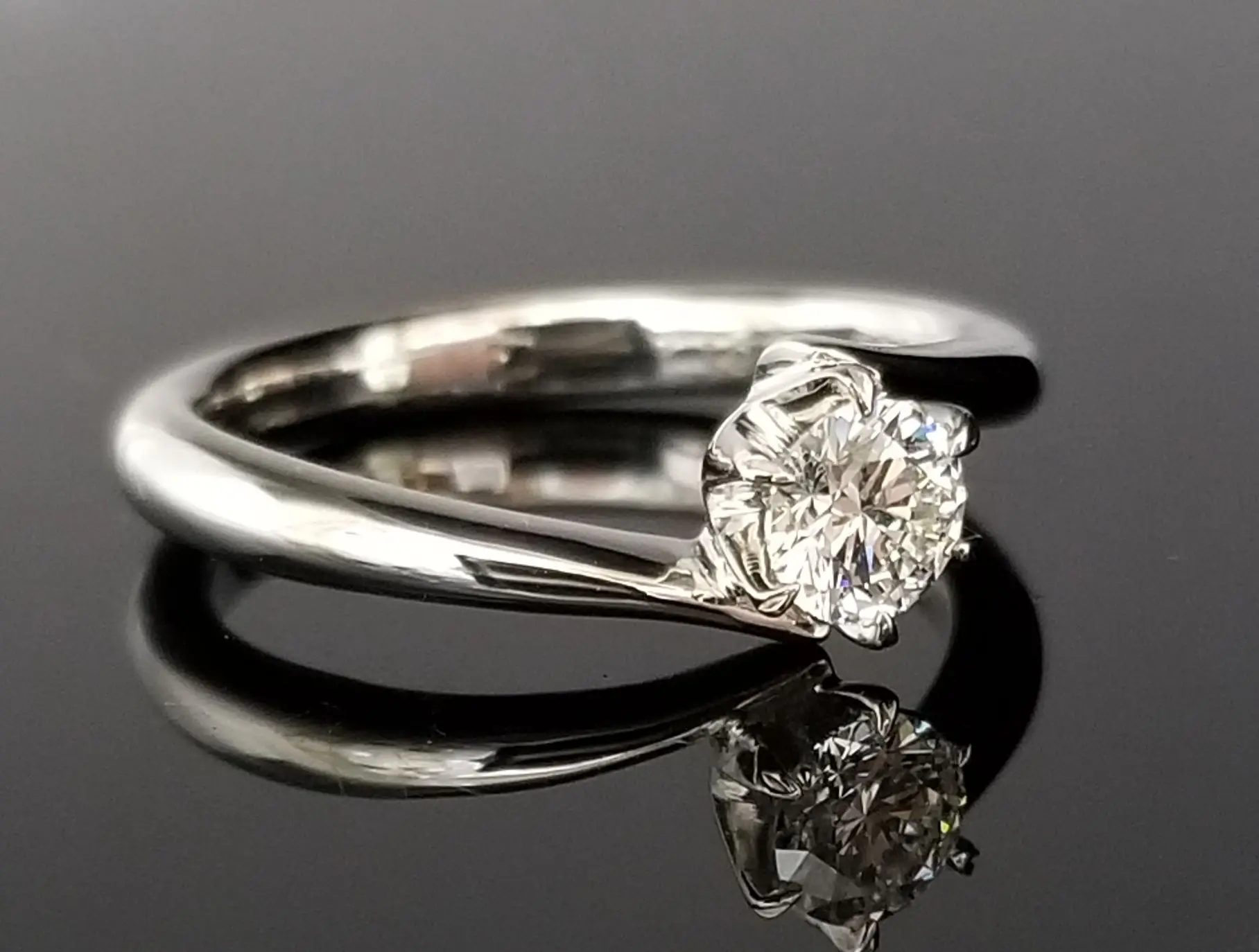 シンプルなはさみ込みデザイン | 結婚・婚約指輪のオーダー