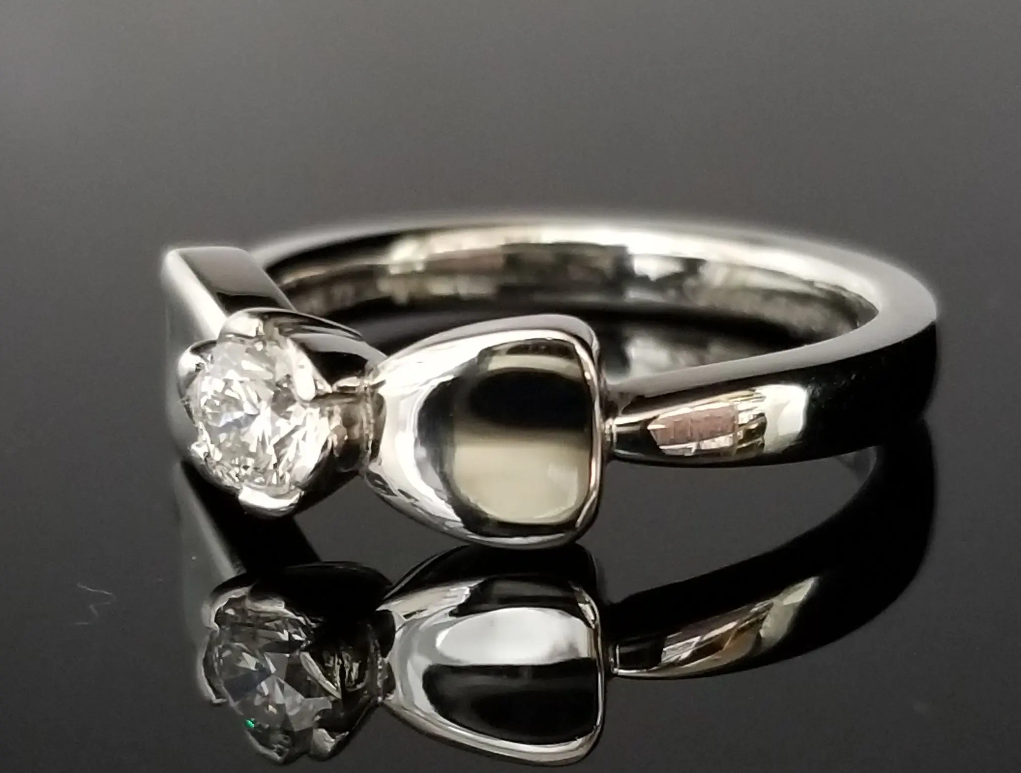 キュートなリボン形状のご婚約指輪 | 結婚・婚約指輪のオーダー