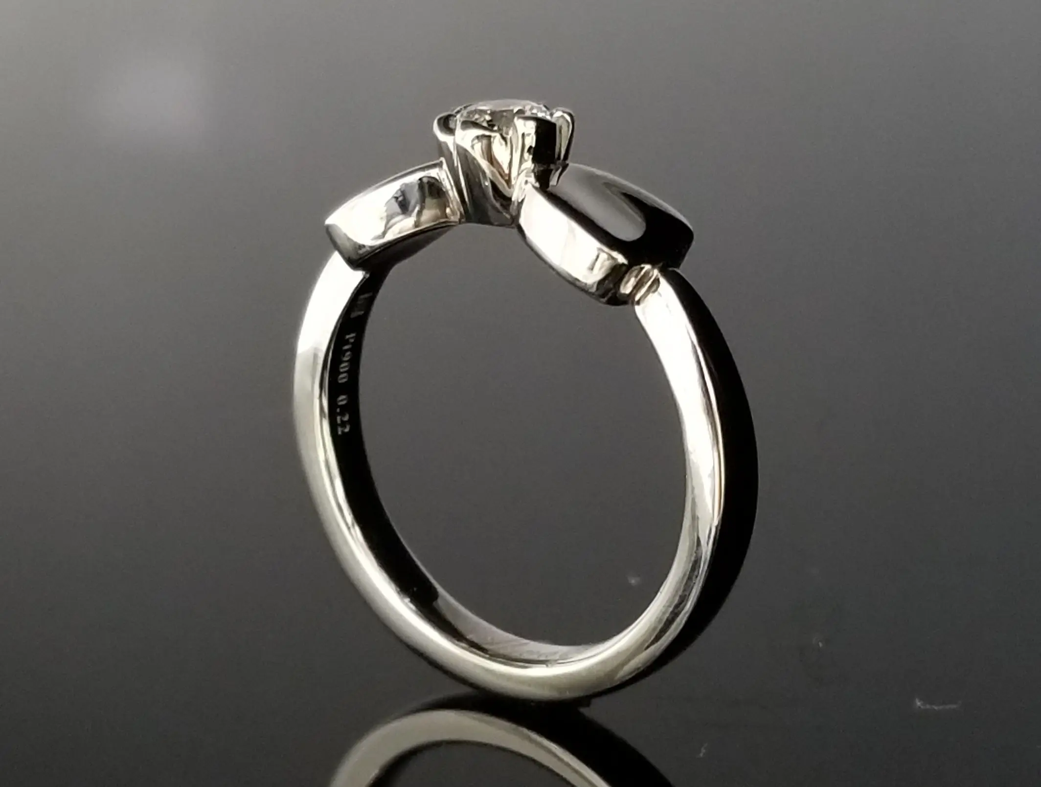 キュートなリボン形状のご婚約指輪 | 結婚・婚約指輪のオーダー