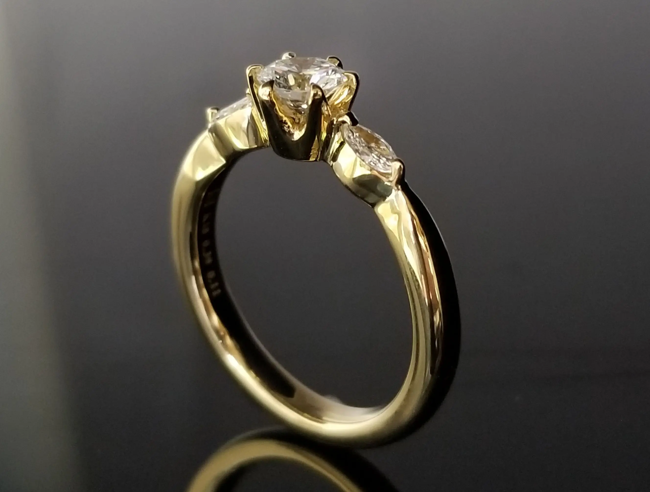 マーキースで華やかダイヤモンドリング | 結婚・婚約指輪のオーダー 