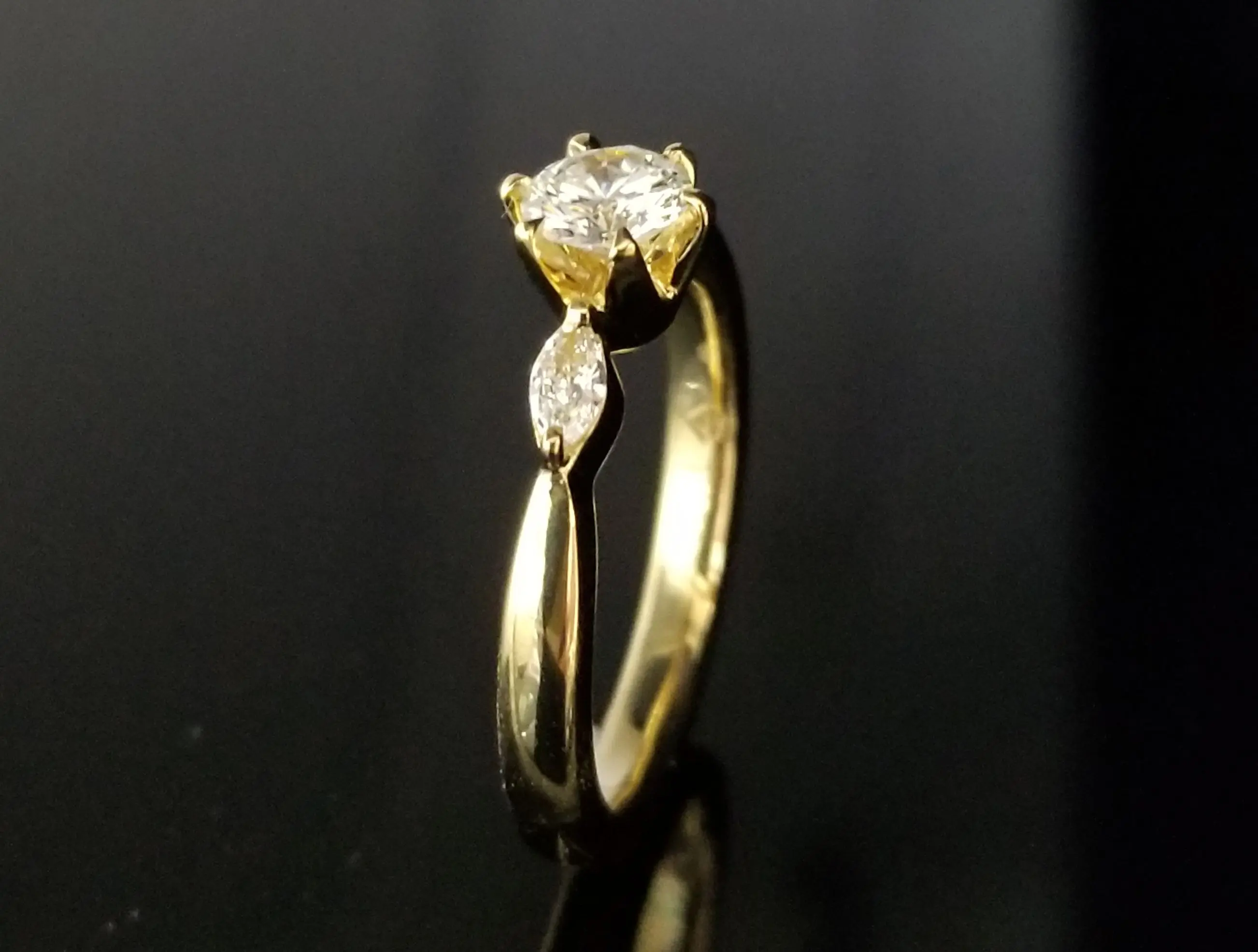 マーキースで華やかダイヤモンドリング | 結婚・婚約指輪のオーダー 
