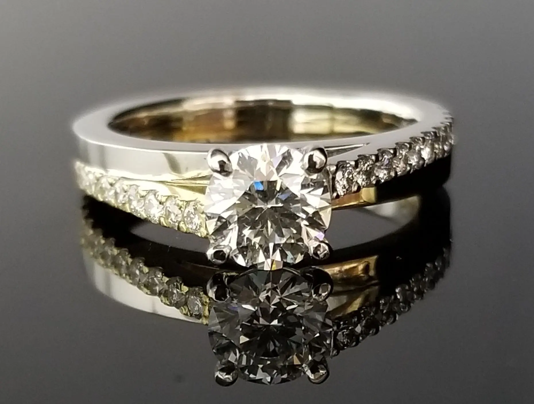 その輝きは圧巻の一言です。 | 結婚・婚約指輪のオーダーメイド