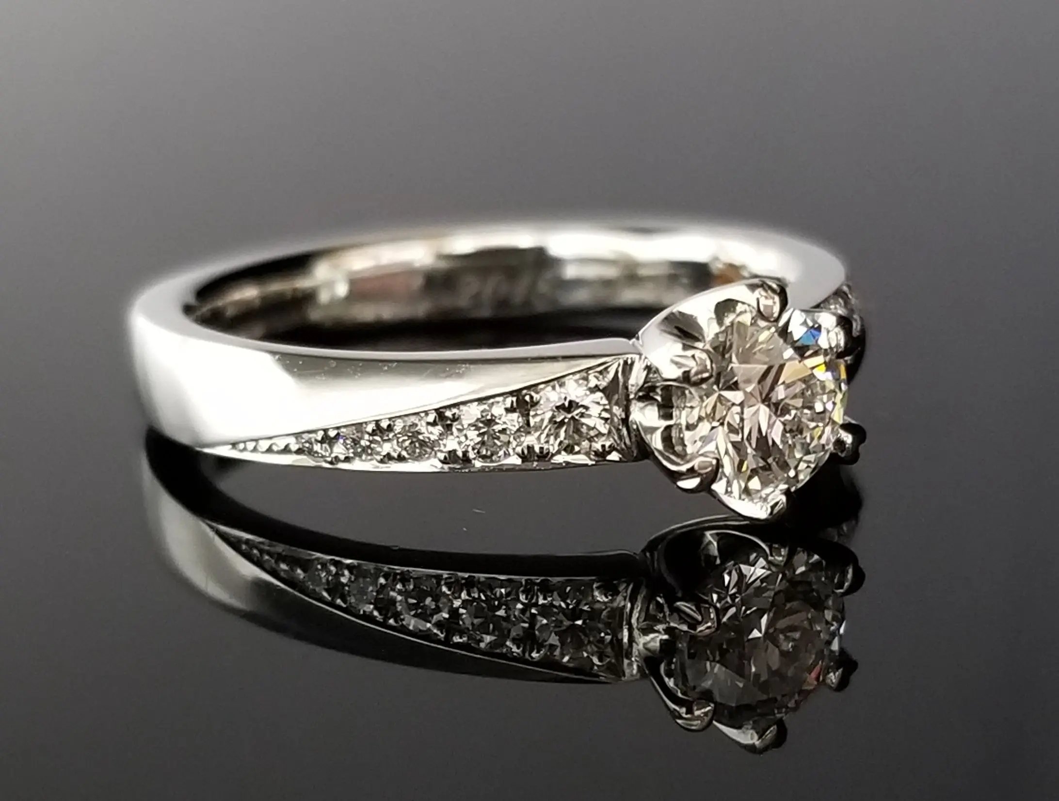 グラデーションが華やかなダイヤモンドリング | 結婚・婚約指輪