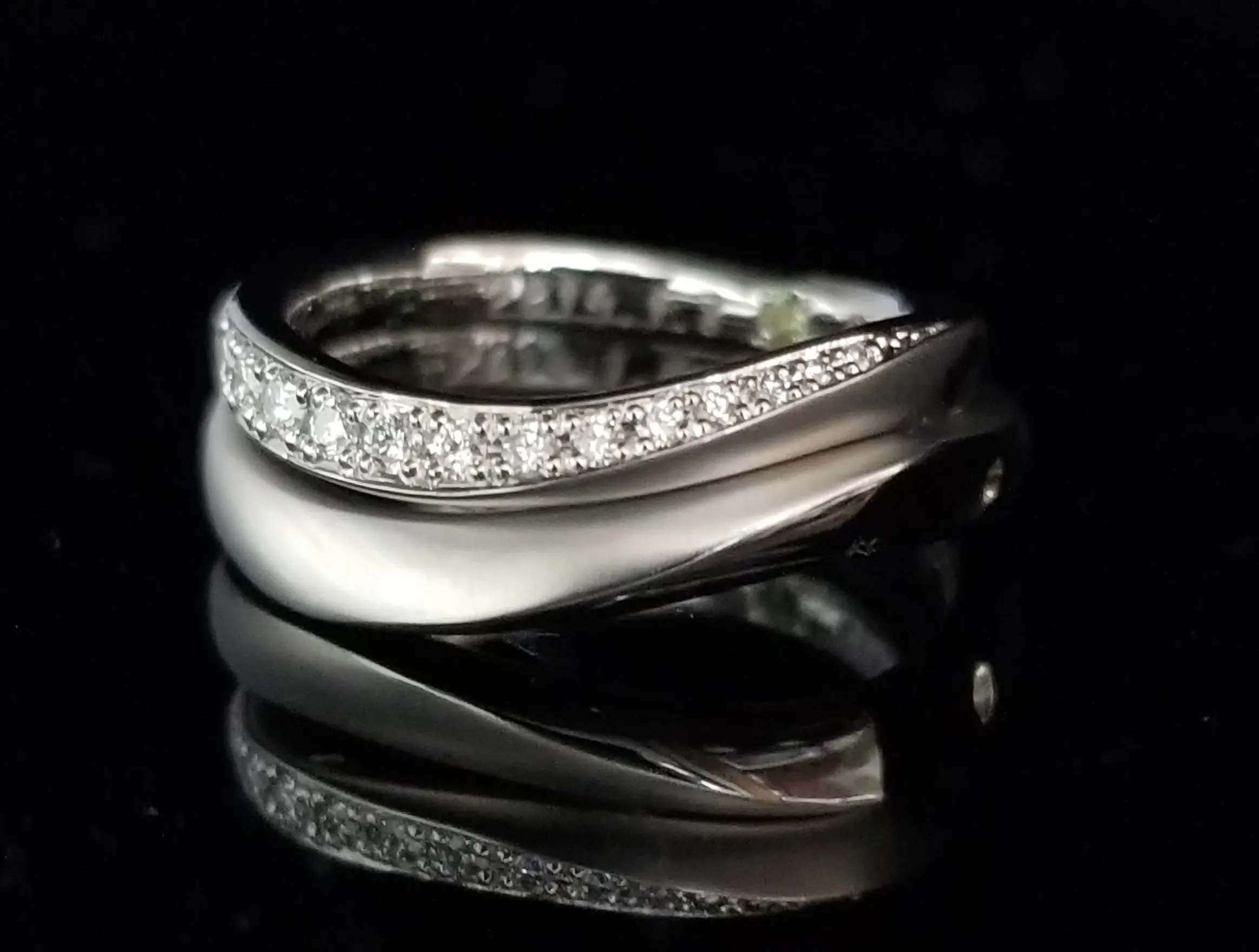 カーブが美しいく目を惹くデザイン | 結婚・婚約指輪のオーダーメイド