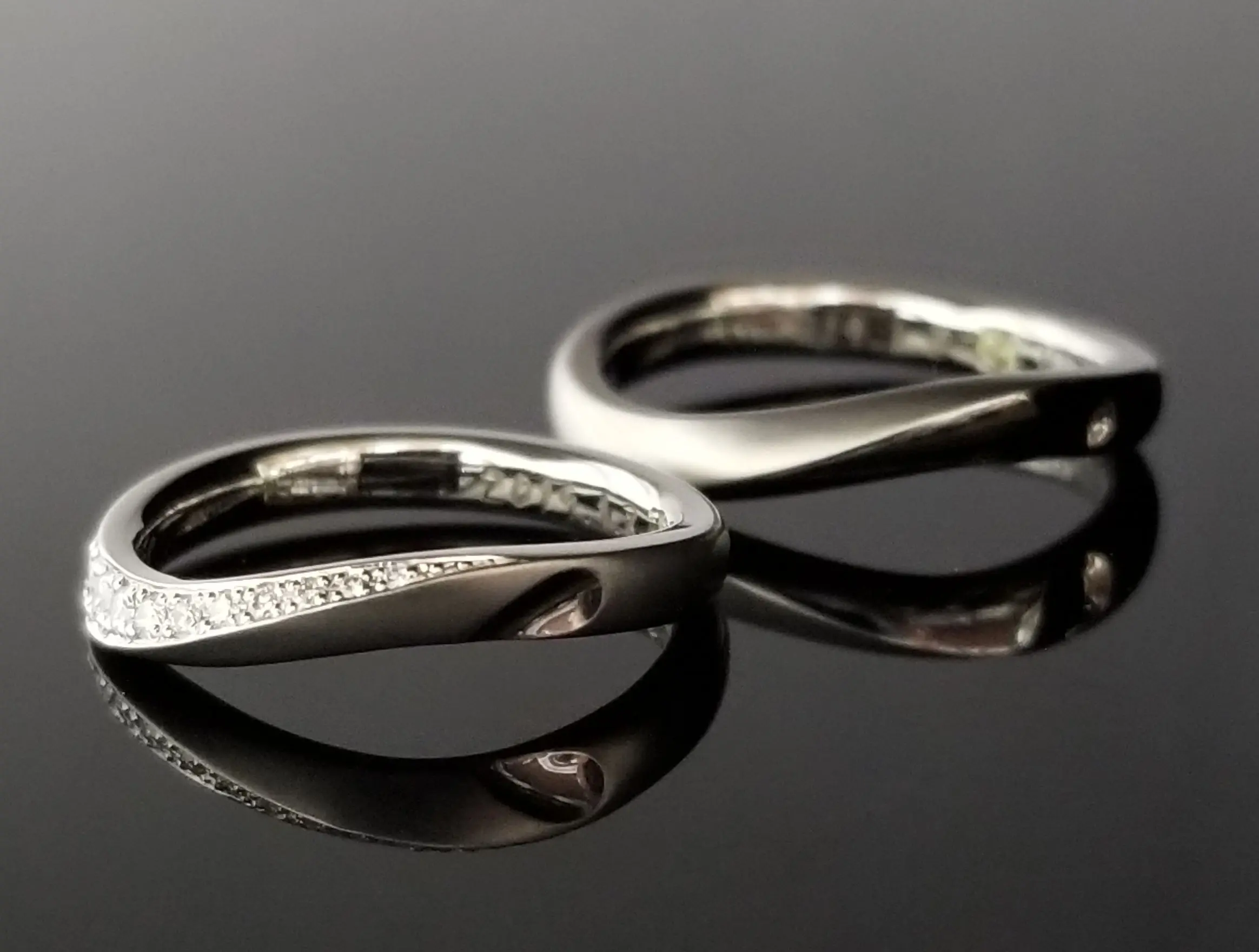 カーブが美しいく目を惹くデザイン | 結婚・婚約指輪のオーダーメイド