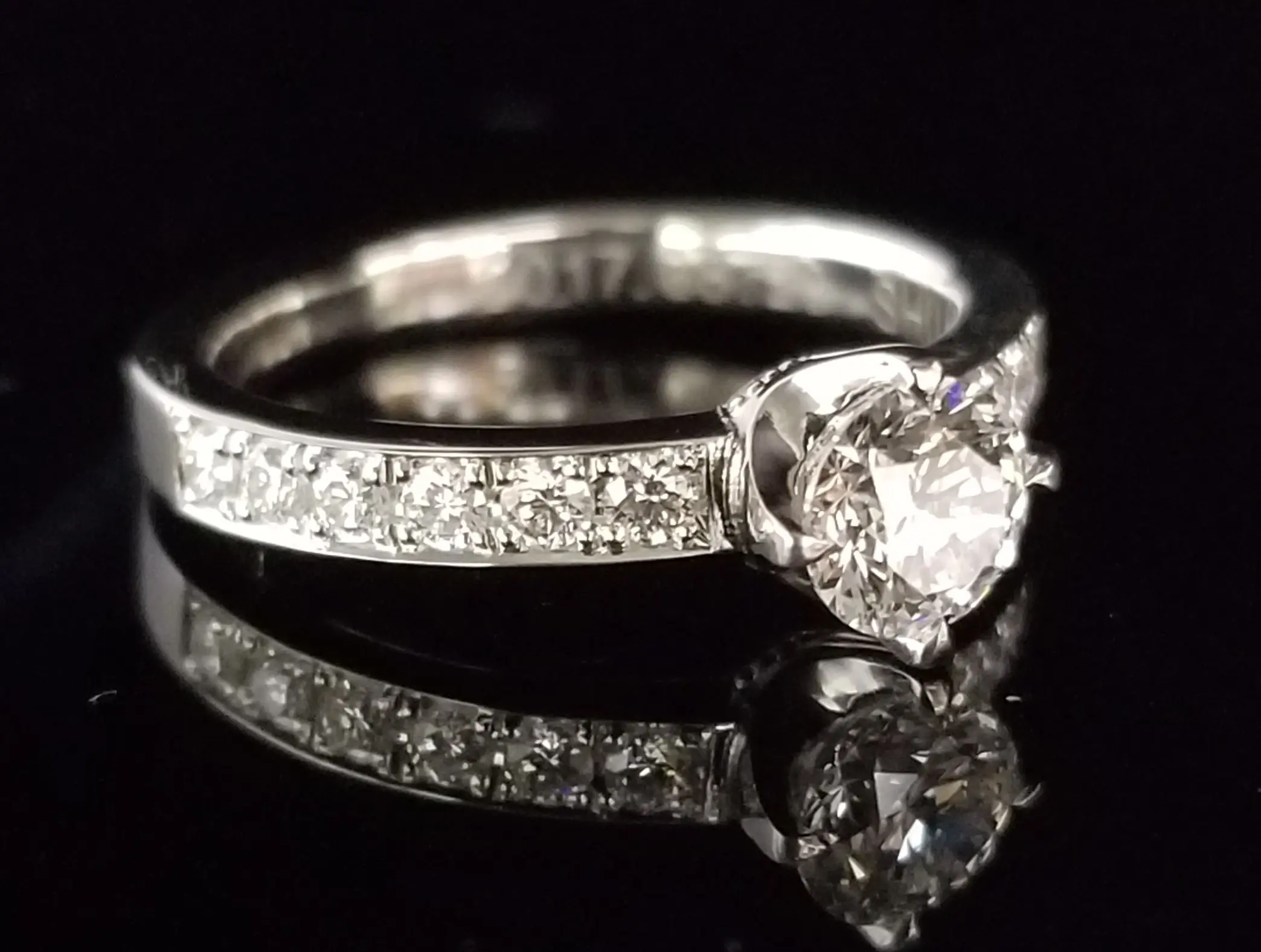 のりぞー　ダイヤステッチ ダイヤの留め方にもこだわった職人鍛造指輪 | 結婚・婚約指輪の