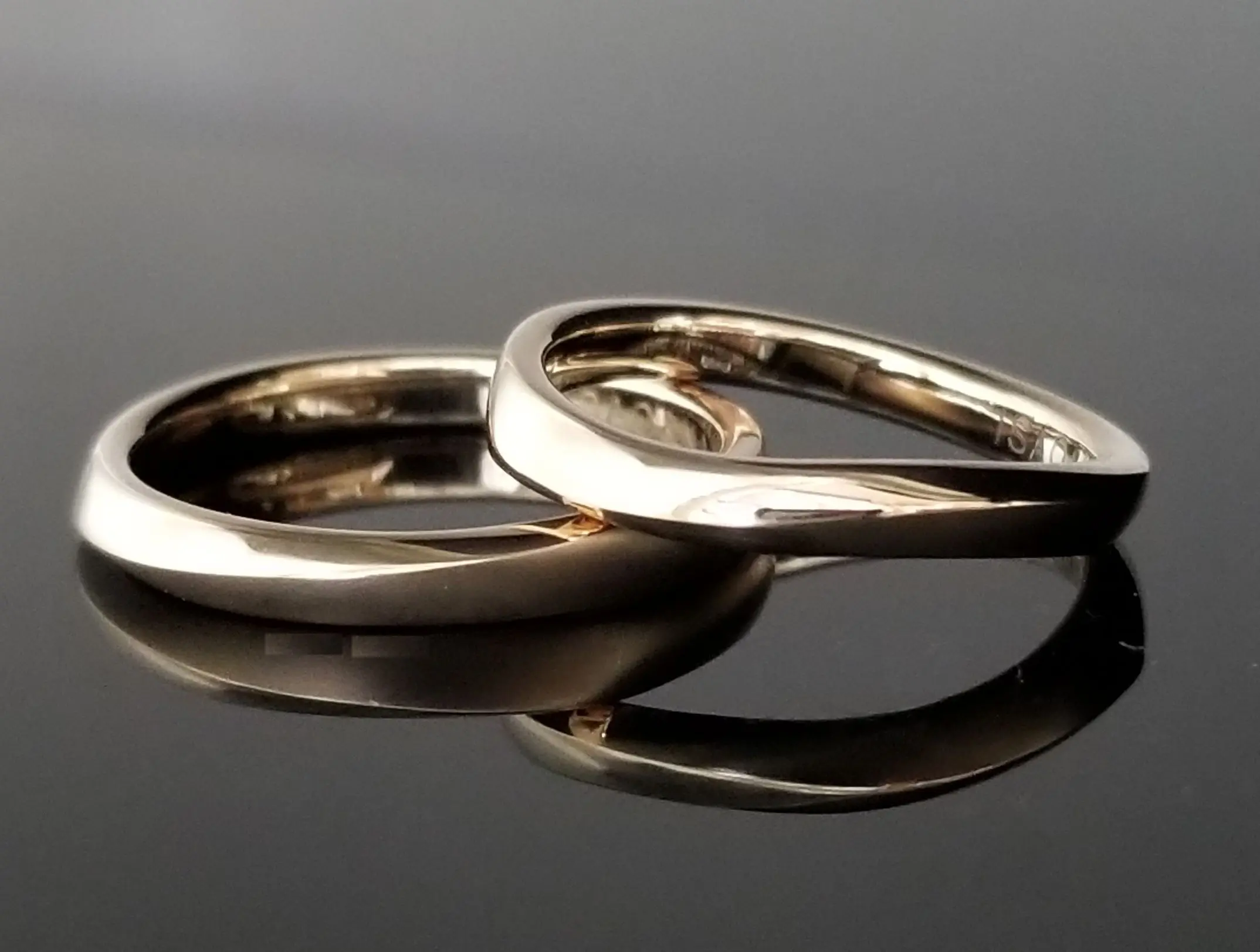 シャンパンゴールドと柔らかなS字ウェーブ | 結婚・婚約指輪のオーダー
