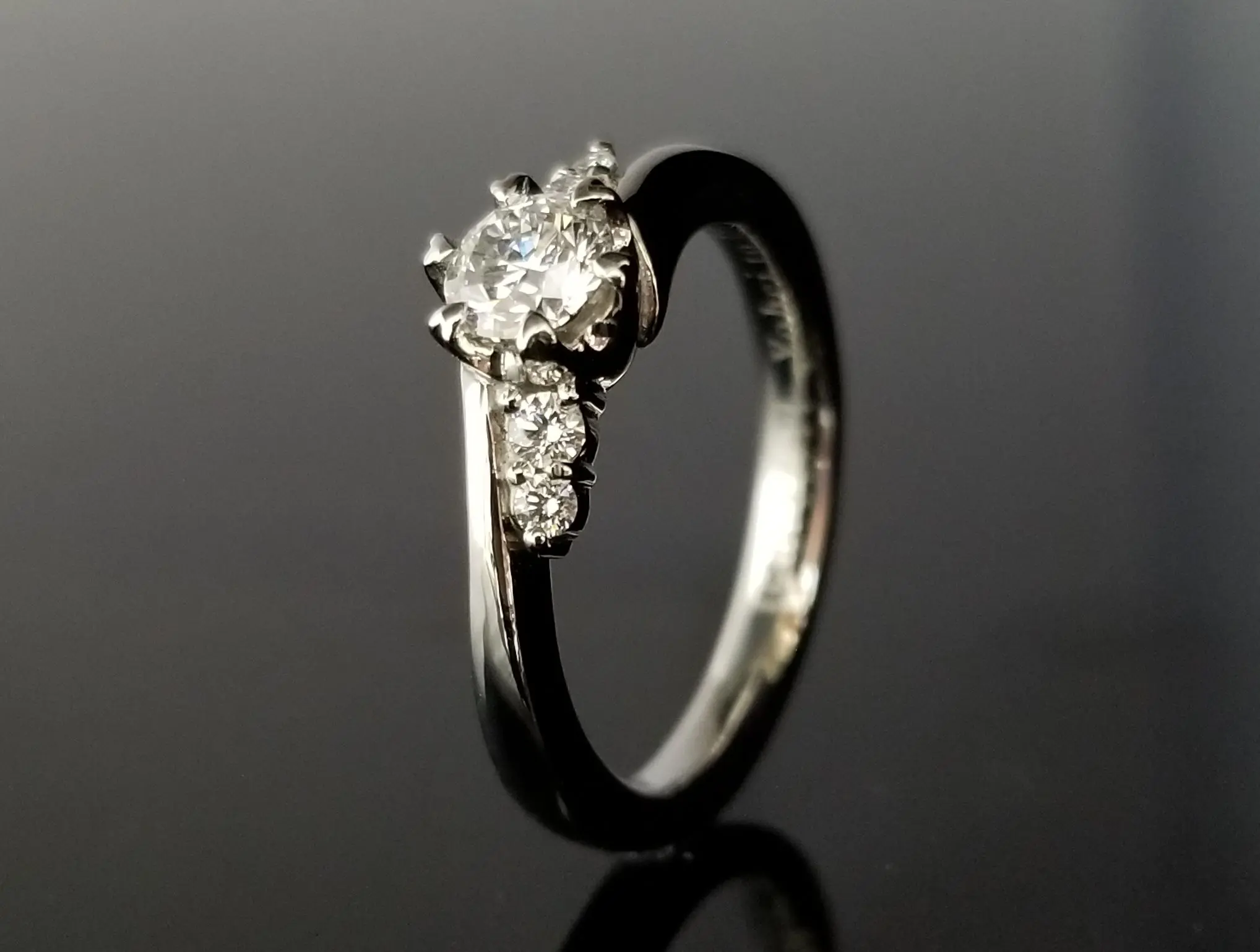 ダイヤモンドを支えるダイヤモンドと滑らかなプラチナ | 結婚
