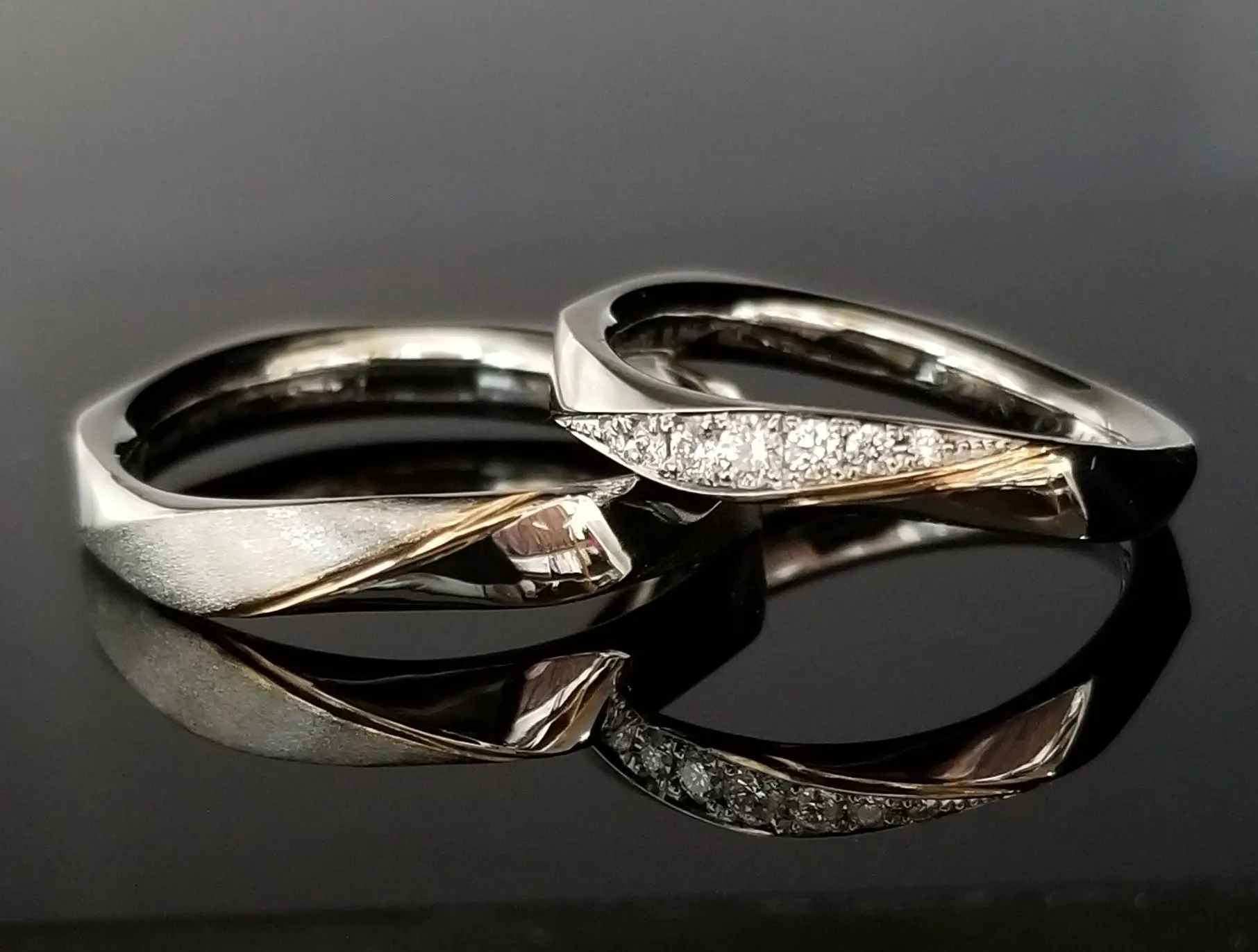 緩やかなS字ウェーブに金ラインでアクセントを | 結婚・婚約指輪