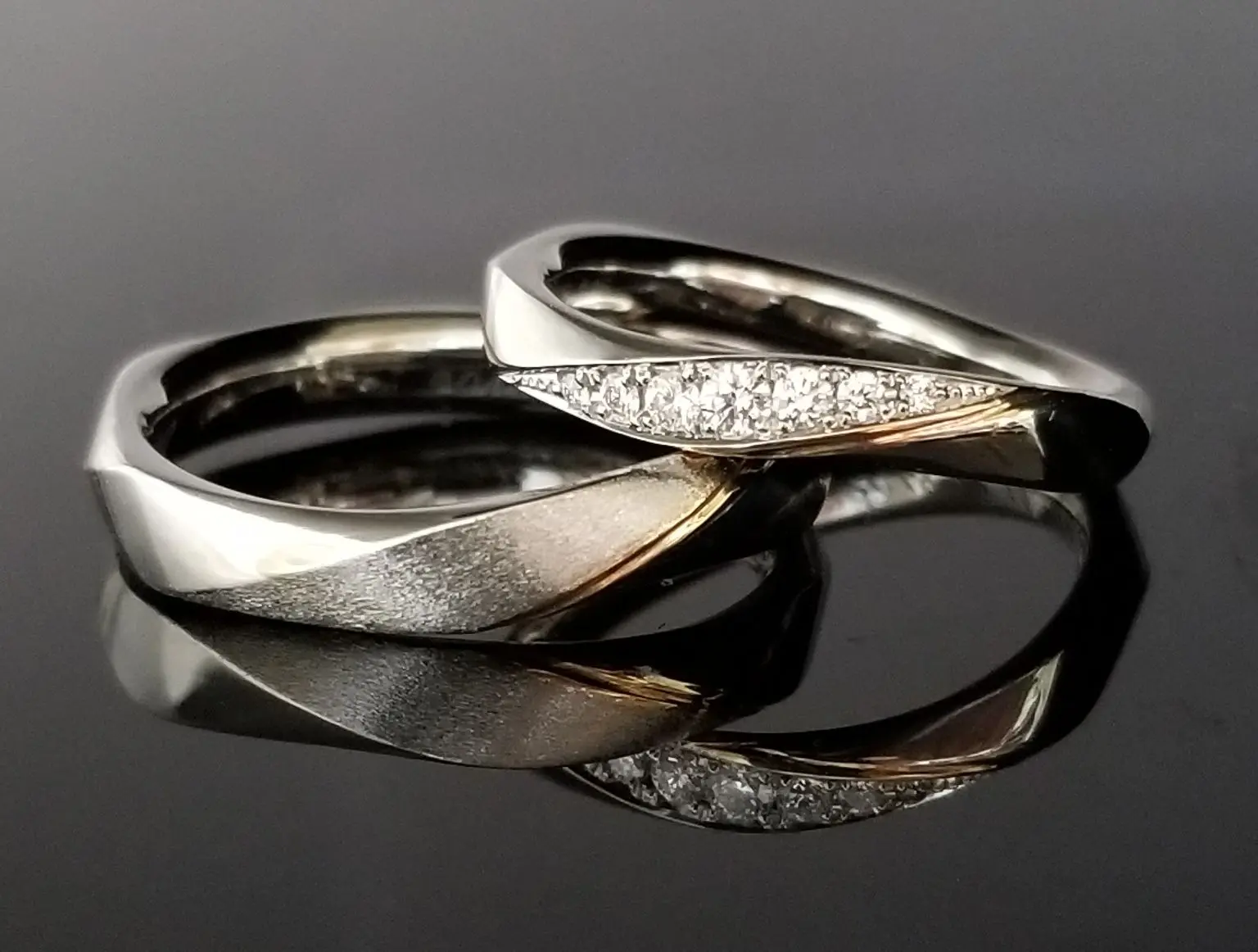 緩やかなS字ウェーブに金ラインでアクセントを | 結婚・婚約指輪の