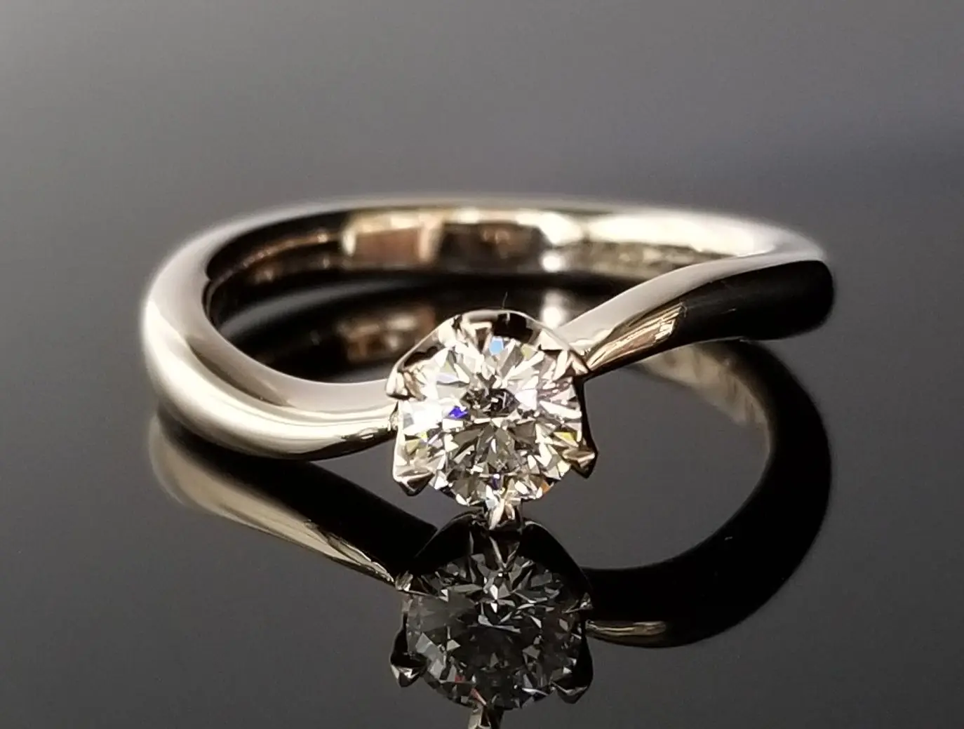 ダイヤ同士で輝きあう、華やかなリング | 結婚・婚約指輪の