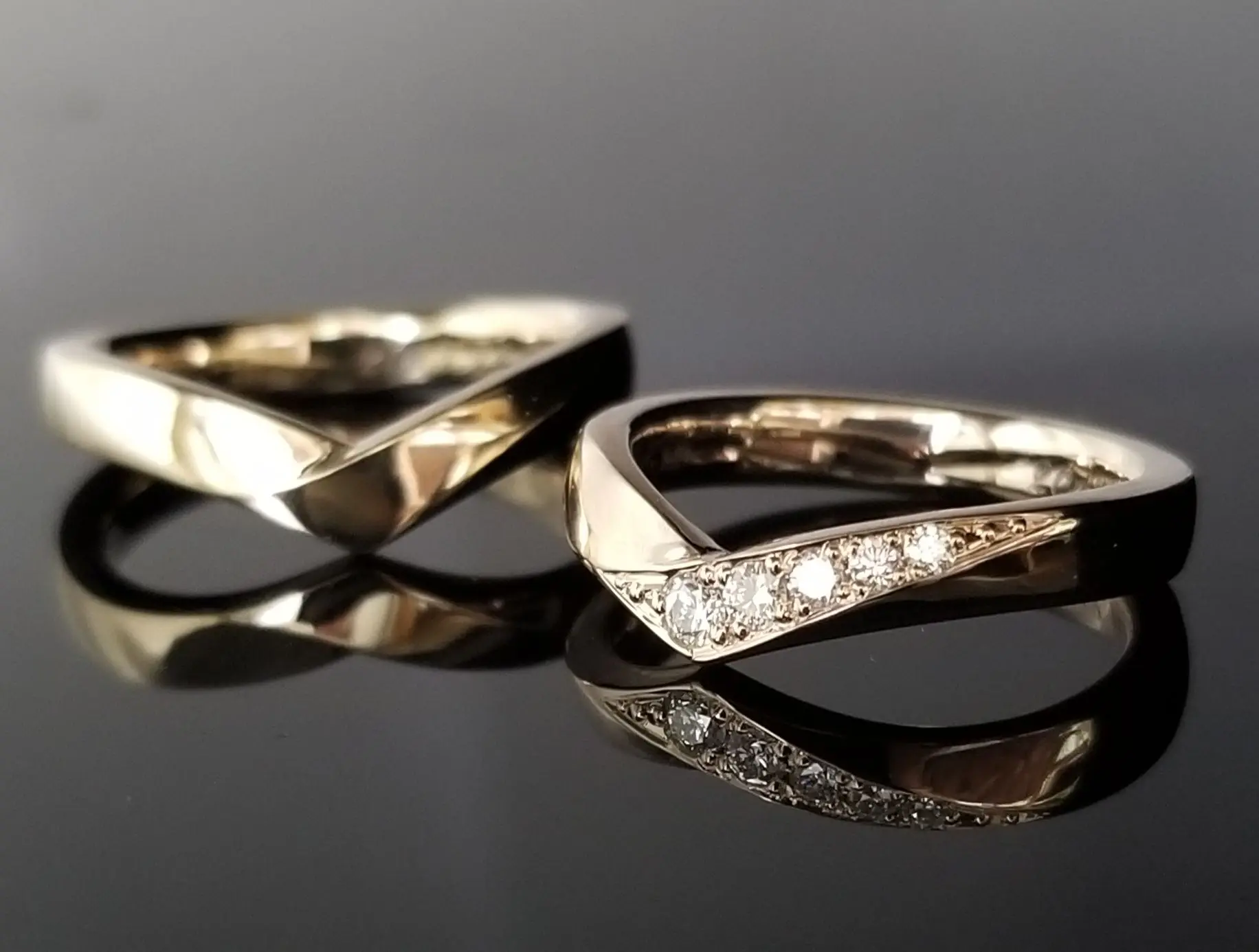 美しいゴールドのV字とダイヤ | 結婚・婚約指輪のオーダーメイド