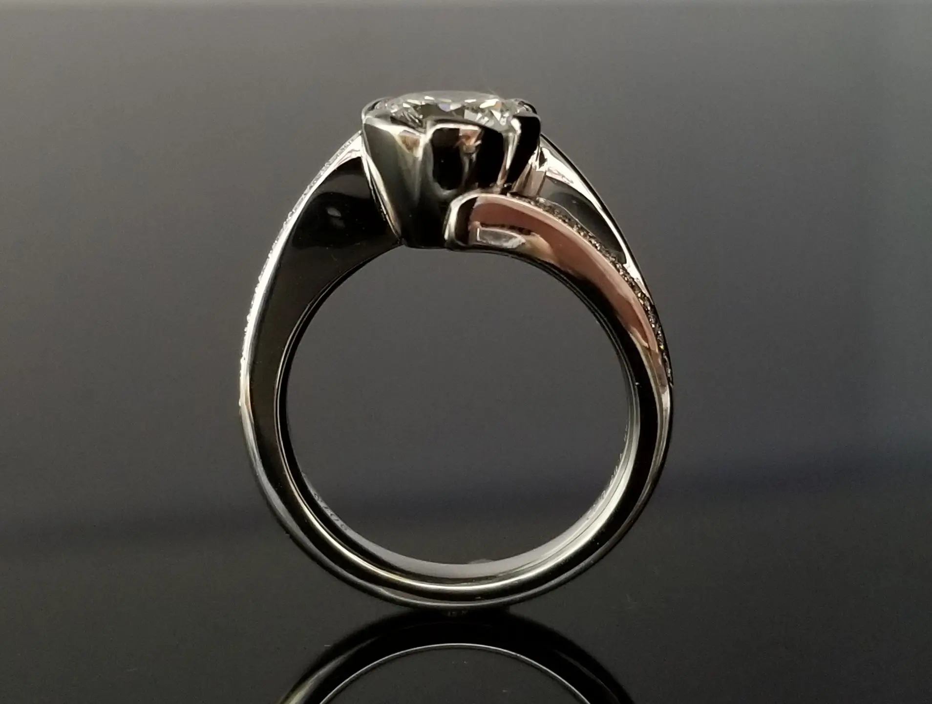 な*な様 【詳細不明】結婚指輪 婚約指輪 10号 P950 0.21 S字カーブのプラチナとゴールドのコンビの結婚指輪｜鶴 (mikoto)