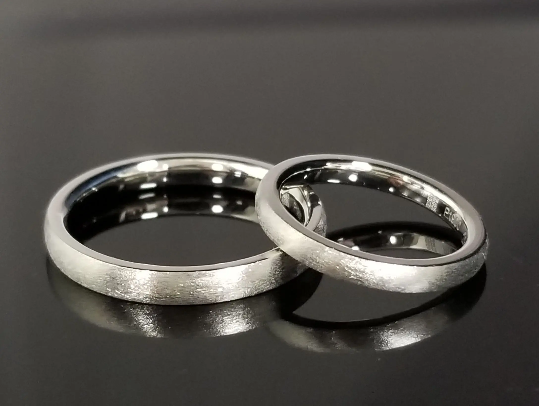 遺品整理　指輪2個 紡ぎ輪 – 隣あわせ(となりあわせ) – 結婚指輪(クラフト仕上げ