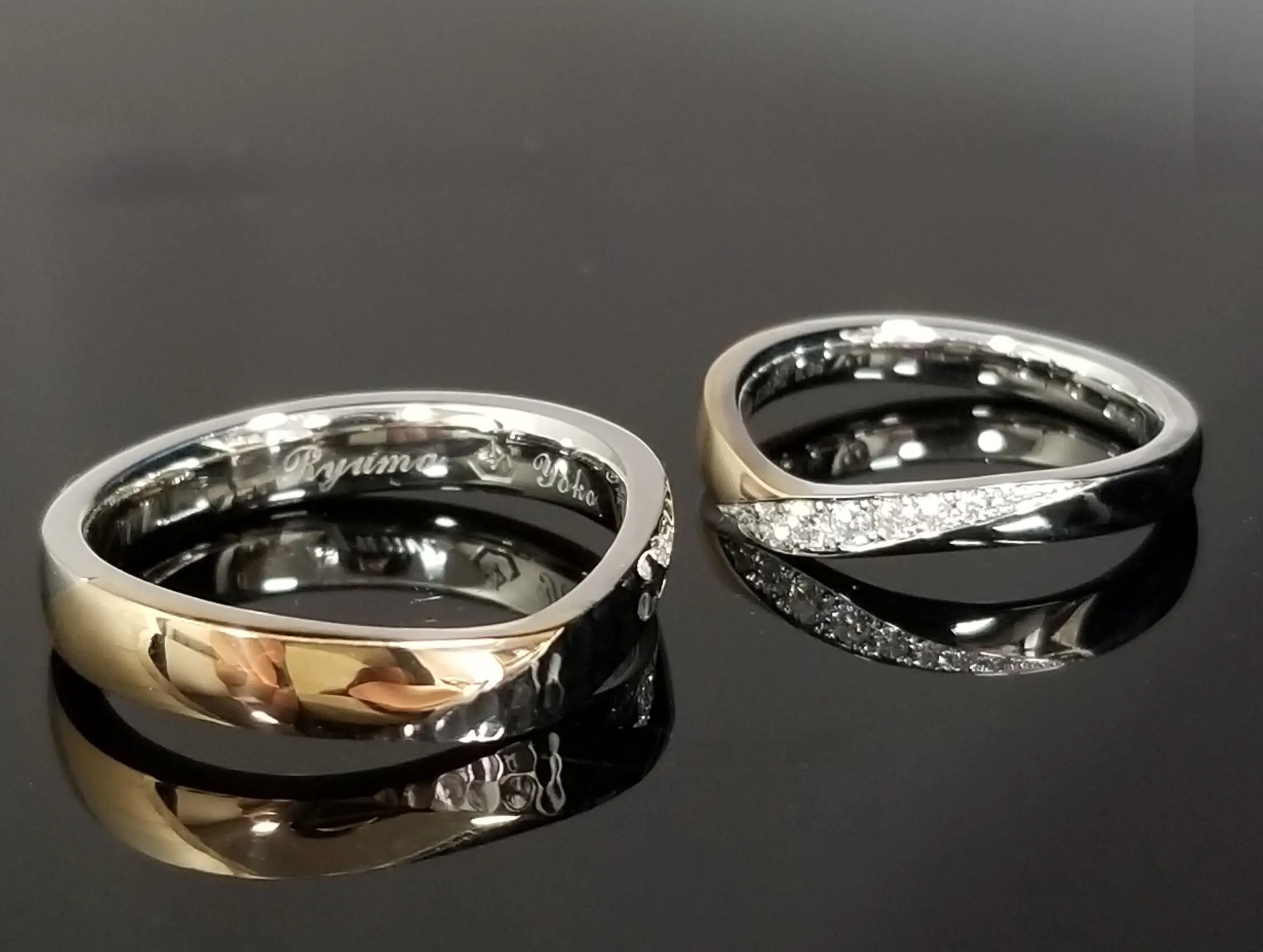 素材のコンビネーションが美しいV字デザイン | 結婚・婚約指輪の