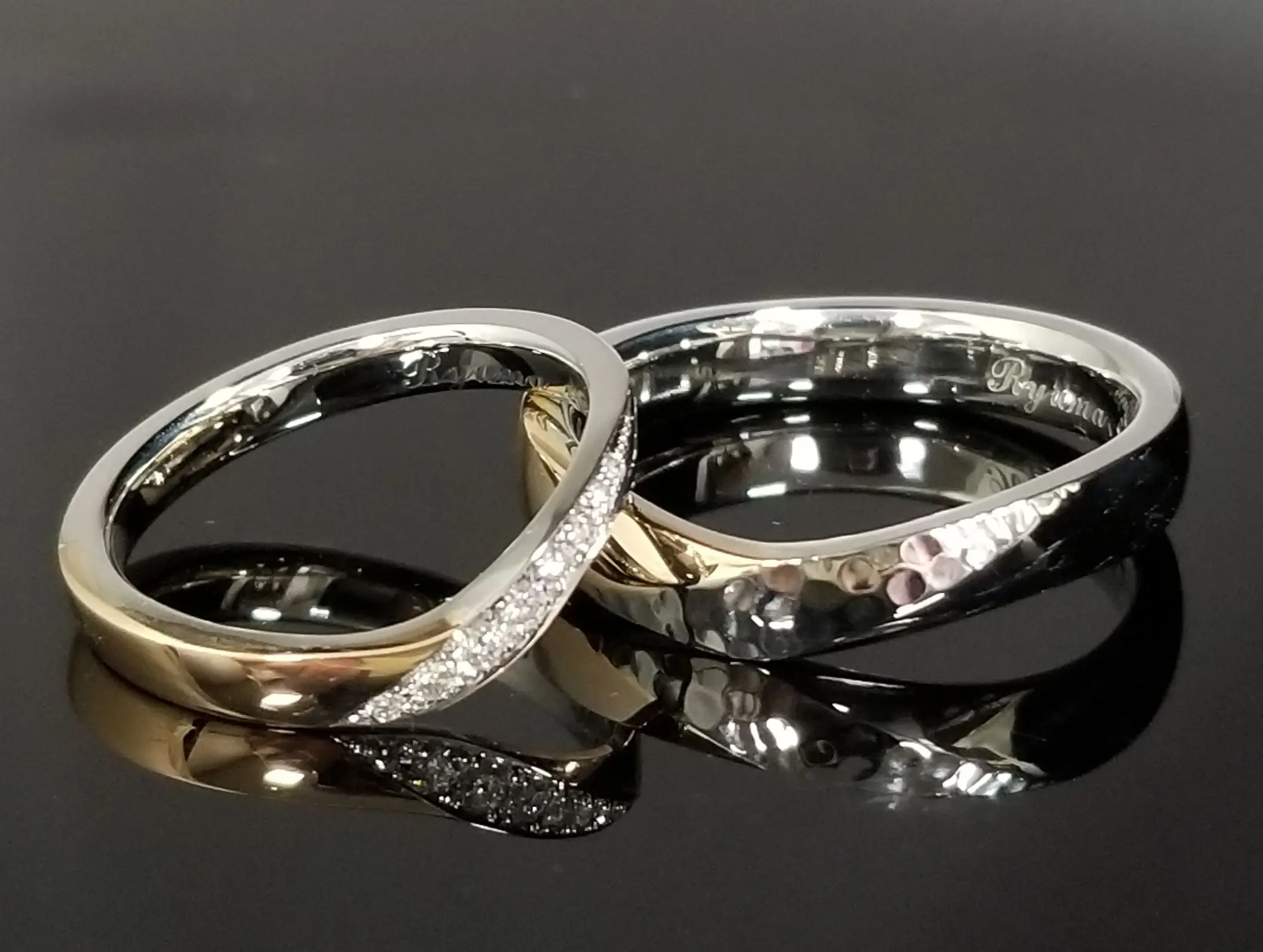 素材のコンビネーションが美しいV字デザイン | 結婚・婚約指輪の