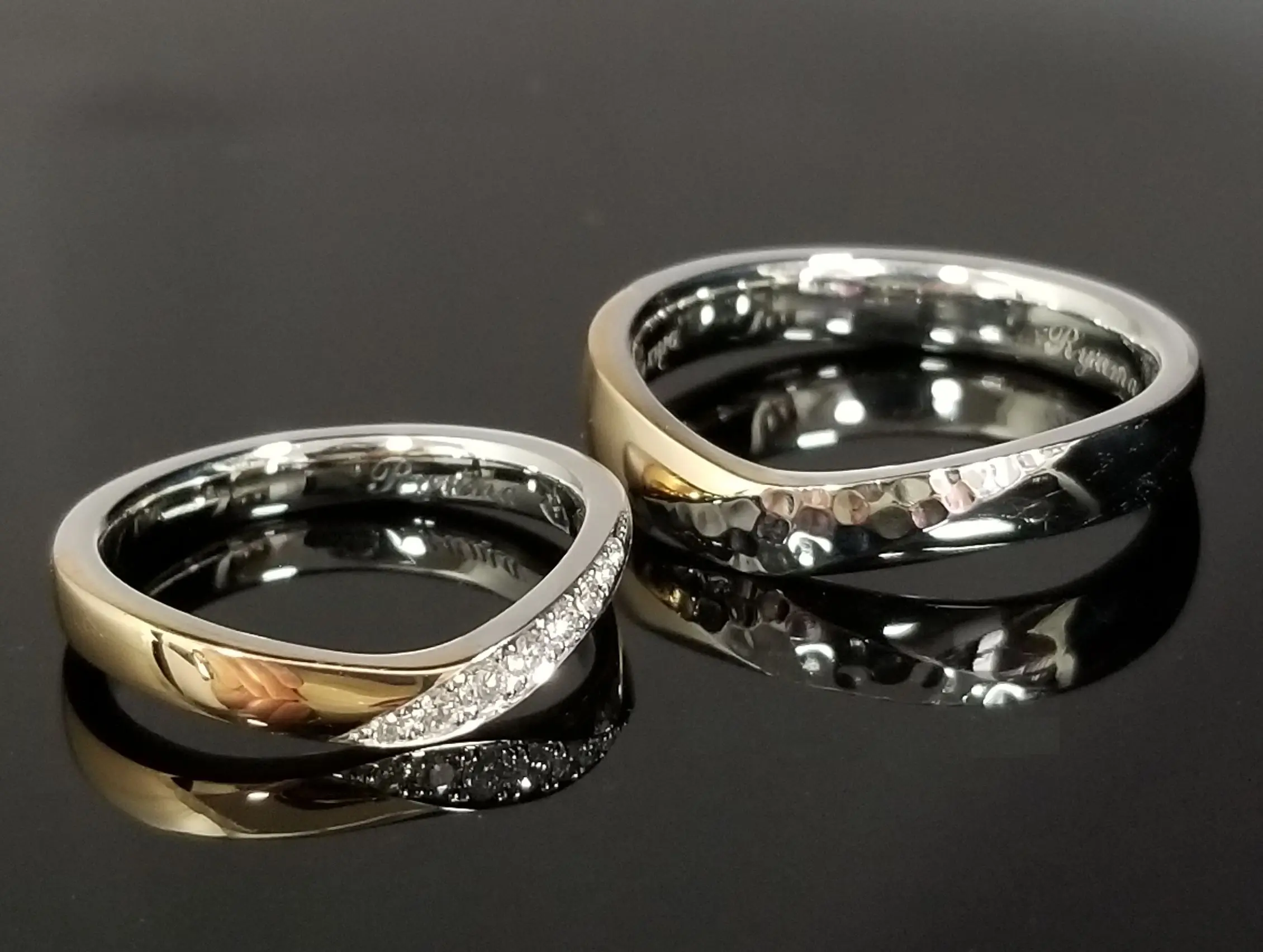 素材のコンビネーションが美しいV字デザイン | 結婚・婚約指輪の