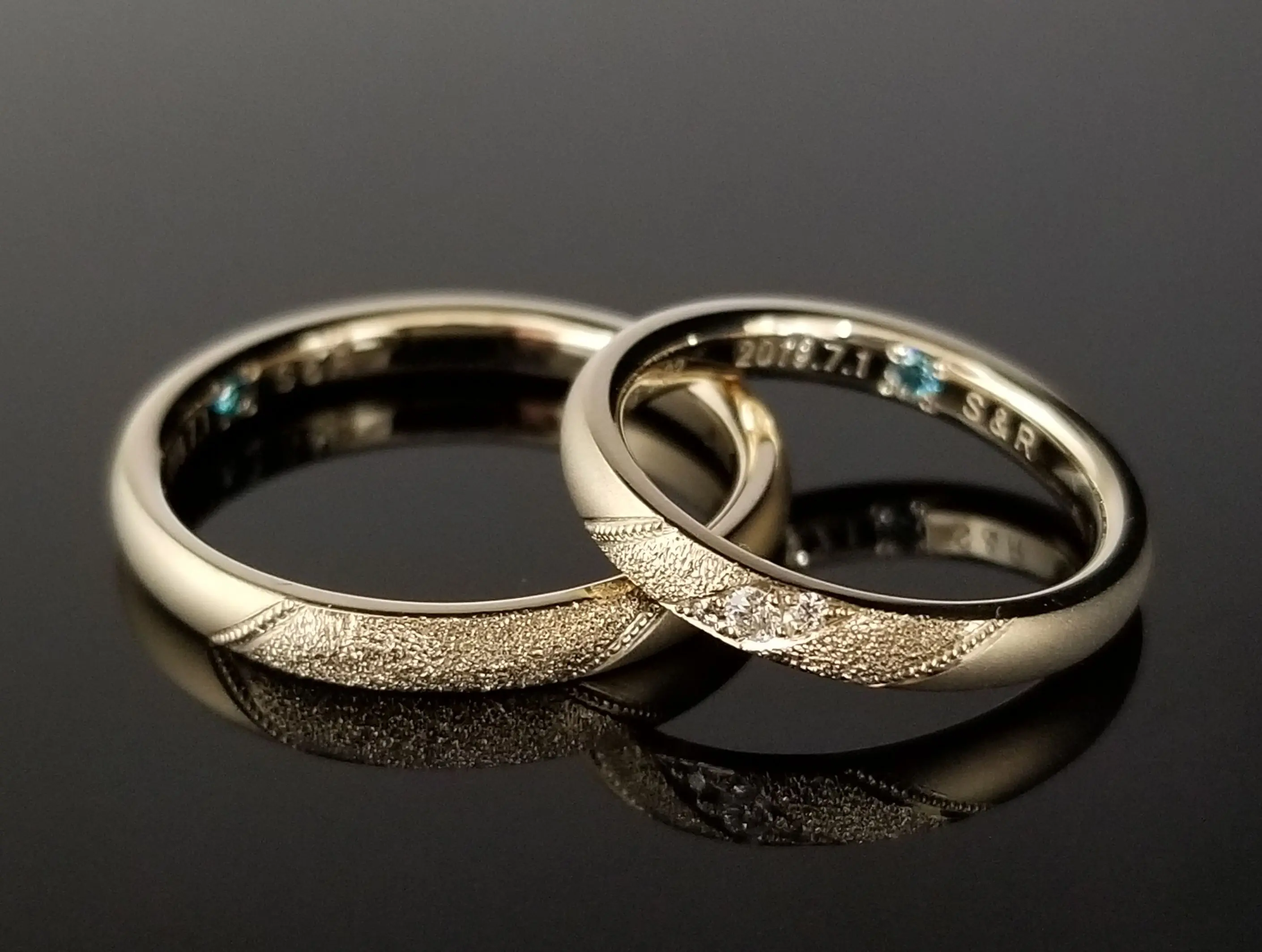 シャンパンマットをベースにスターダストと斜めミル | 結婚・婚約指輪