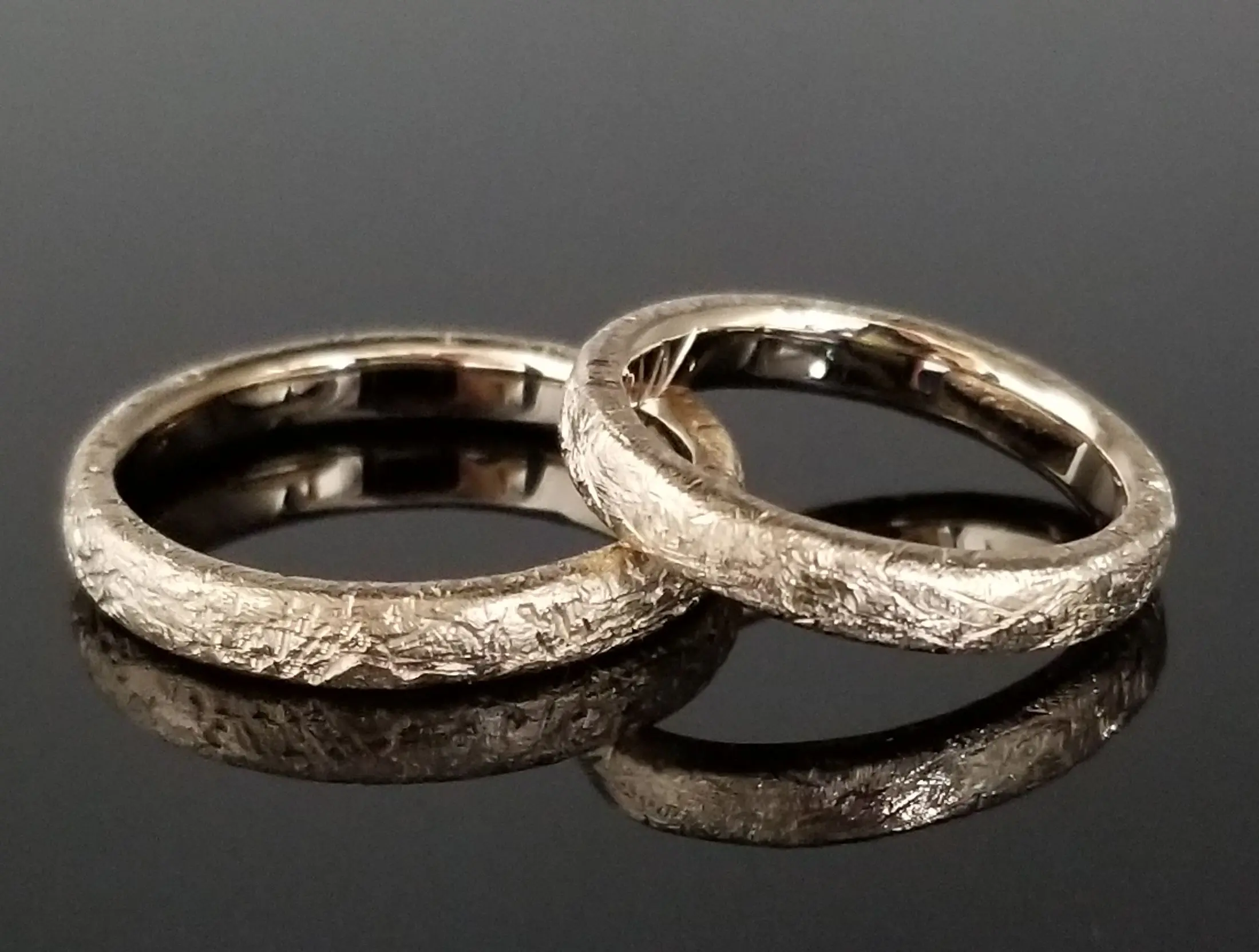 個性溢れる荒らし加工の鍛造指輪 | 結婚・婚約指輪のオーダー