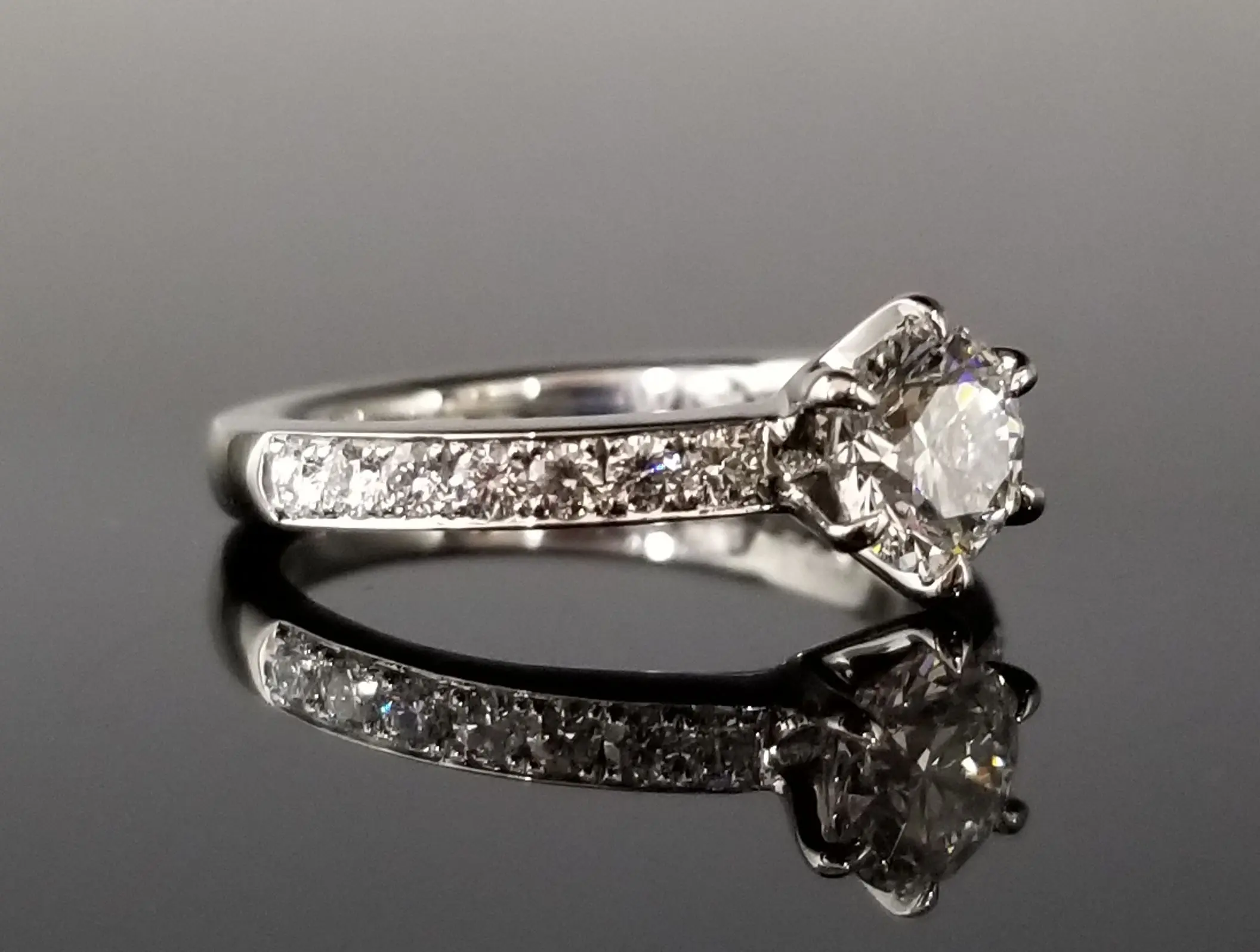 ハーフエタニティでより華やかに仕上げたご婚約指輪 | 結婚・婚約指輪