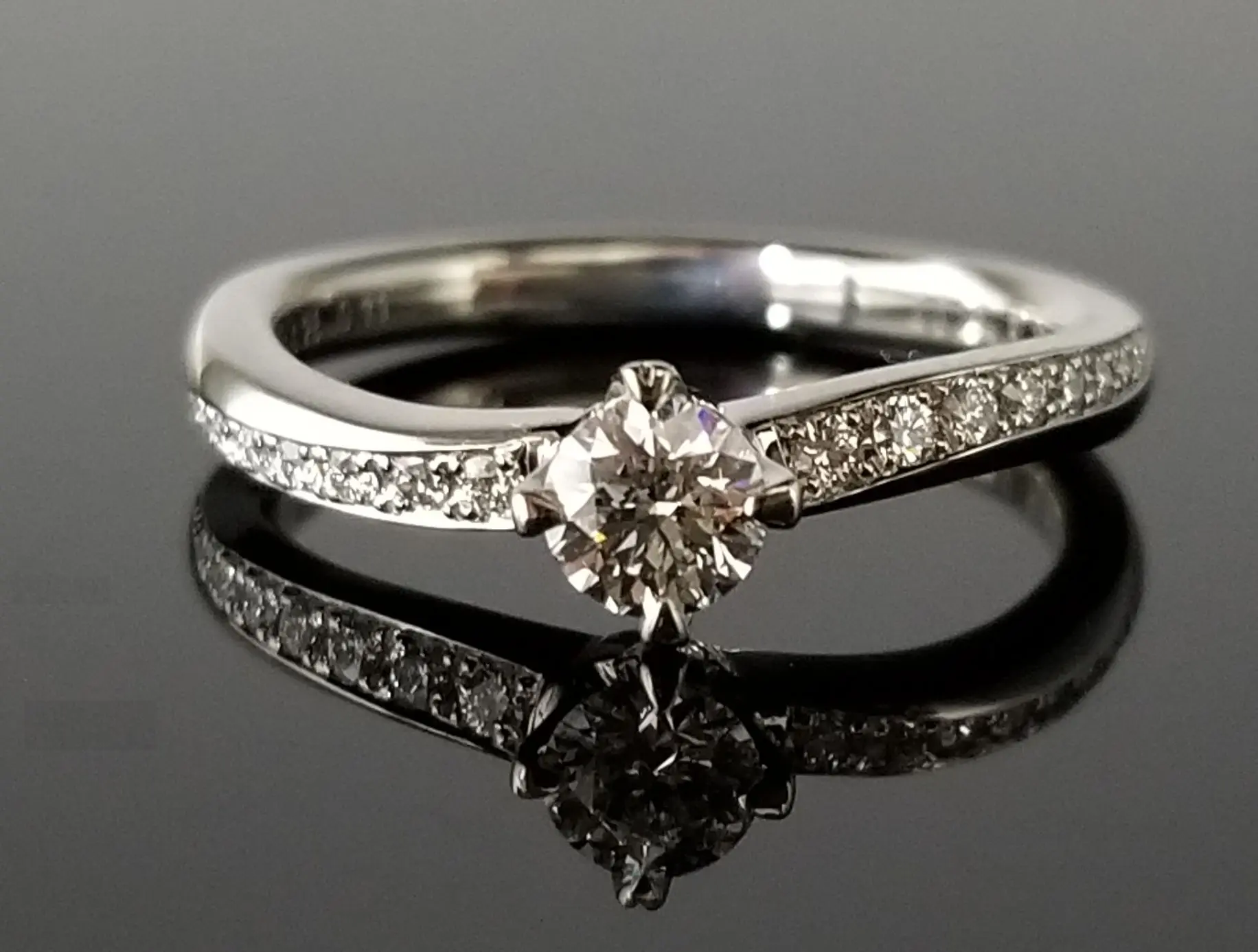 グラデーション ダイヤモンドリング グラデーションが華やかなダイヤモンドリング | 結婚・婚約指輪