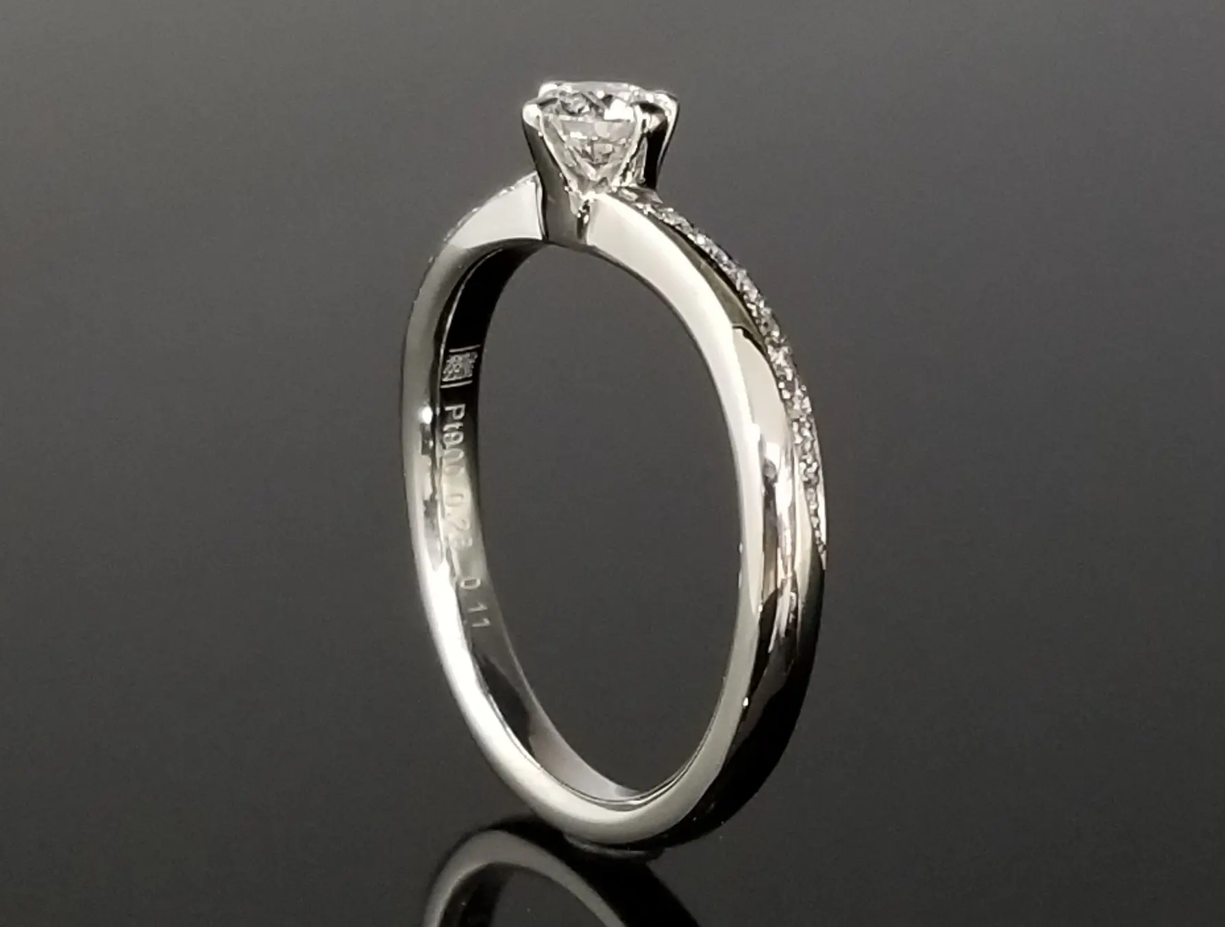 S字ウェーブにダイヤモンドが輝きます。 | 結婚・婚約指輪のオーダー