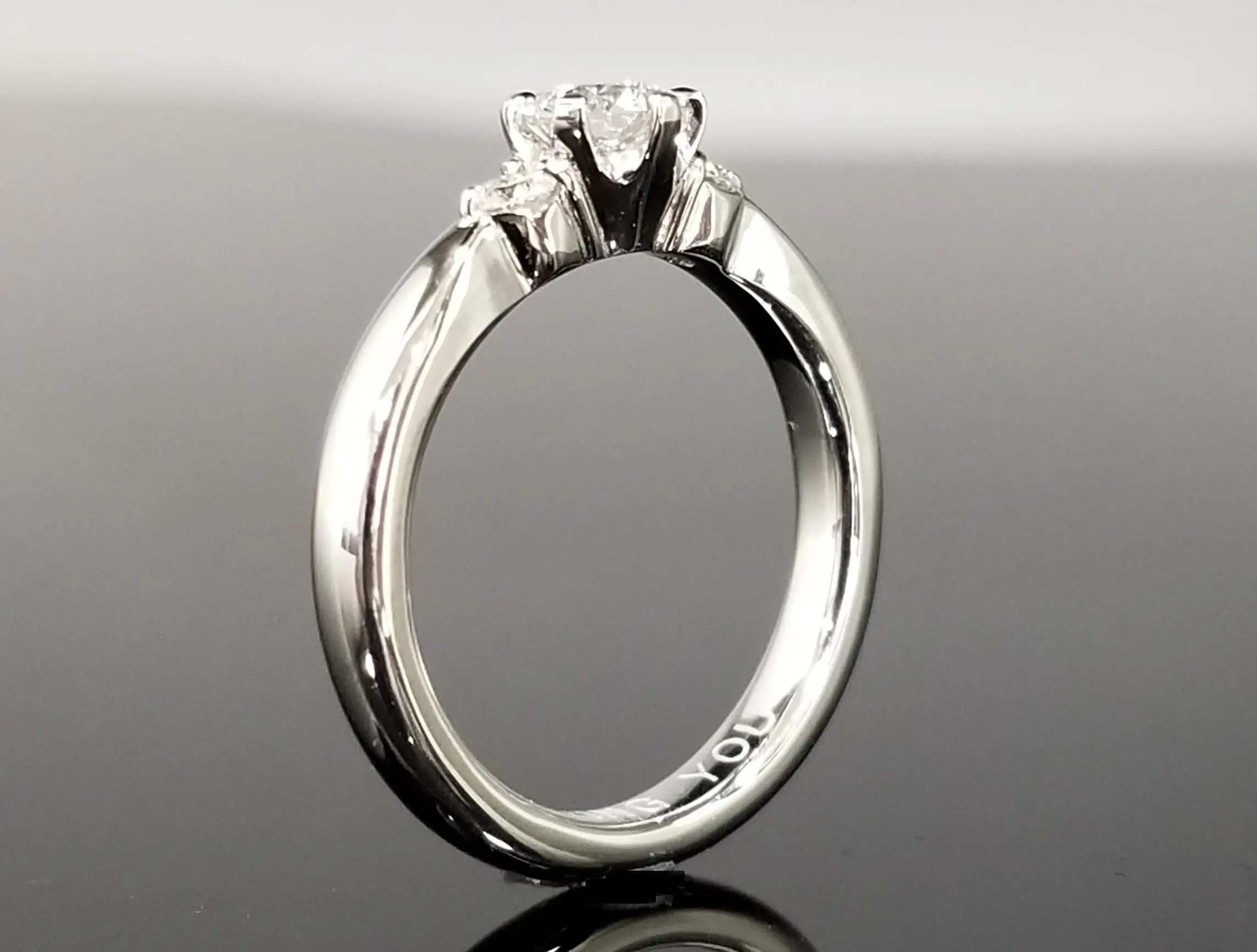 サイドのメレダイヤモンドも美しく輝く繊細なデザイン | 結婚