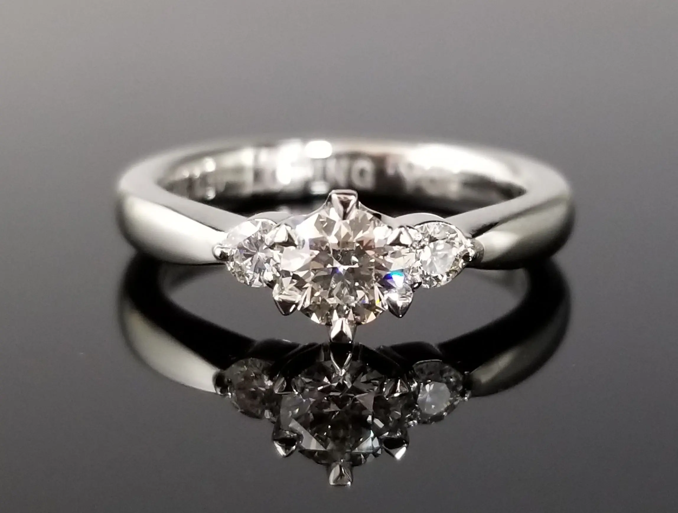 サイドのメレダイヤモンドも美しく輝く繊細なデザイン | 結婚・婚約
